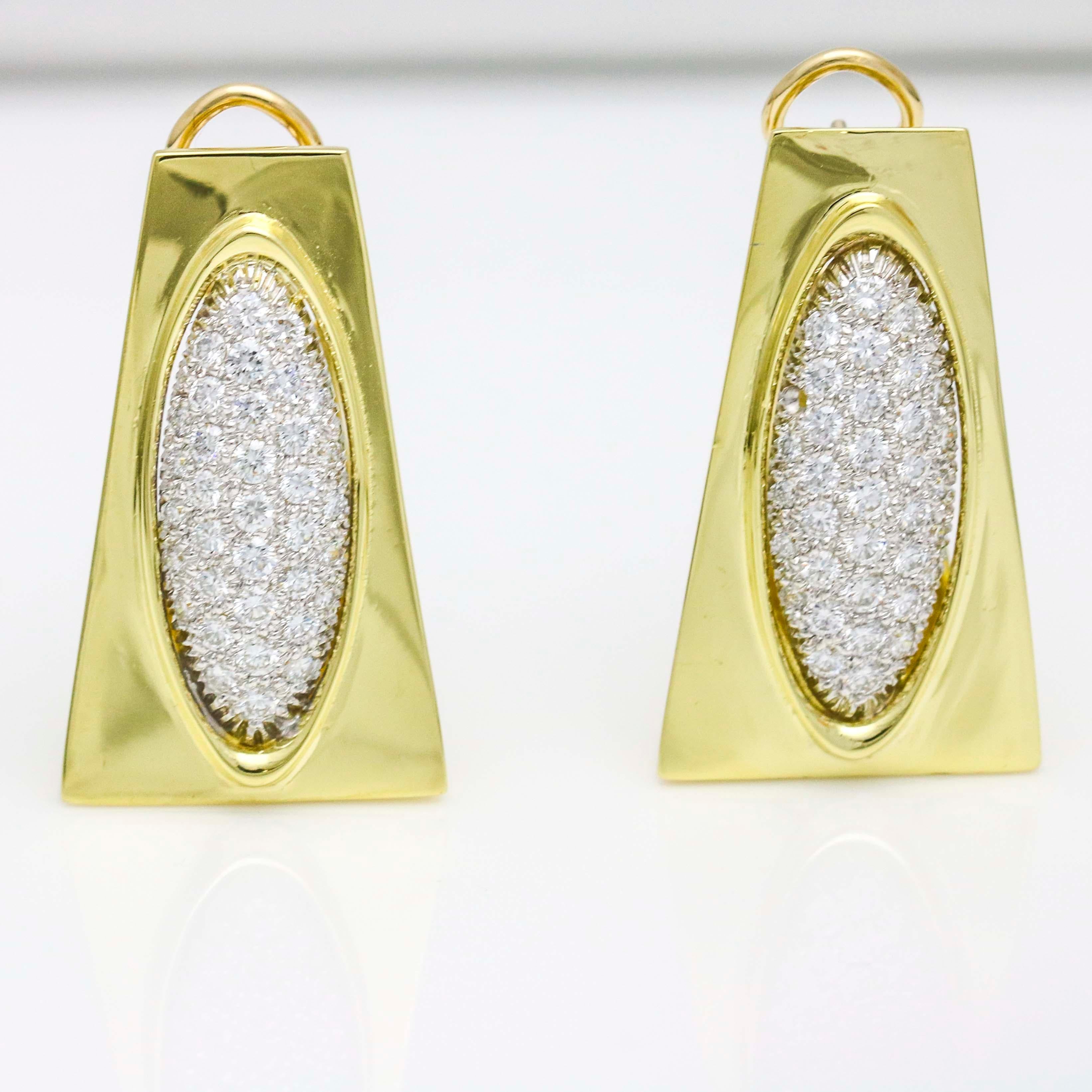 Henry Dunay 3.00 Carat Diamond 18 Karat Yellow Gold Earrings In Good Condition For Sale In Fort Lauderdale, FL