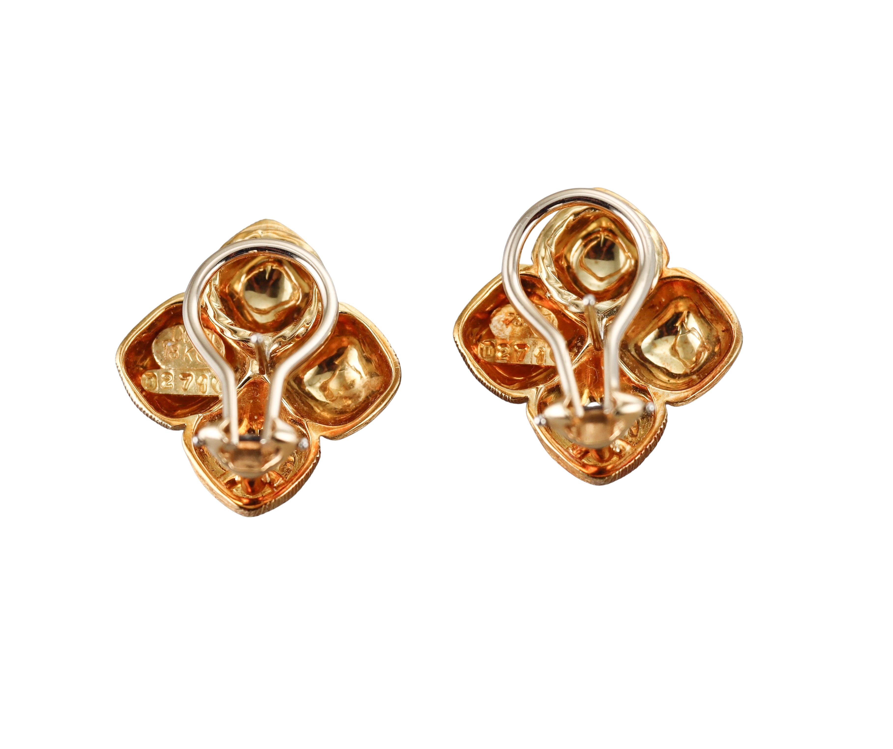 Henry Dunay Brushed Finish Yellow Gold Earrings

Pair of classic 18k brushed finish gold earrings by Henry Dunay. Earrings measure 21mm x 25mm. Marked on the inside: 2710, Dunay 18k. With posts for pierced ears. Weight - 16.1 grams. 

In excellent