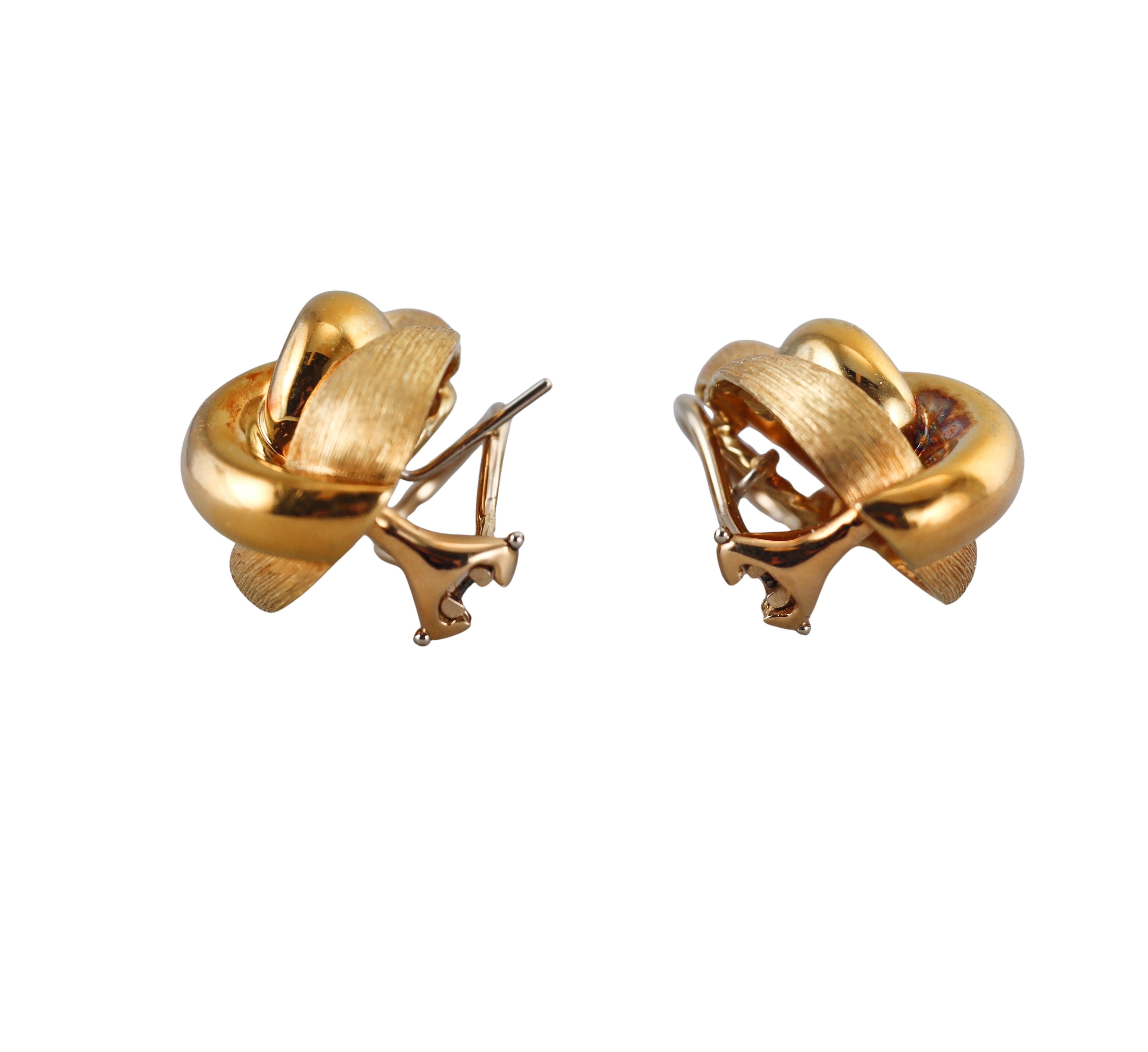 Henry Dunay 'sabi' Finish 18k Yellow Gold Knot Earrings

Pair of 18k brushed finish alternating with high polish yellow gold earrings by Henry Dunay, featuring knot design. Earrings are 26mm x 18mm. Bent posts, can be worn by pierced and non pierced