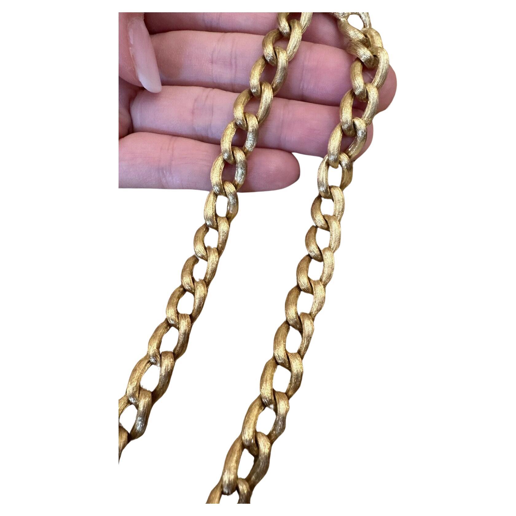 Henry Dunay 'Sabi' Diamond Curb Link Necklace in 18k Yellow Gold

Henry Dunay 'Sabi' Diamond Curb Link Necklace features 11 Pavé diamonds curb links in the front in 18k Yellow Gold. The rest of the links have a signature Dunay brushed finish