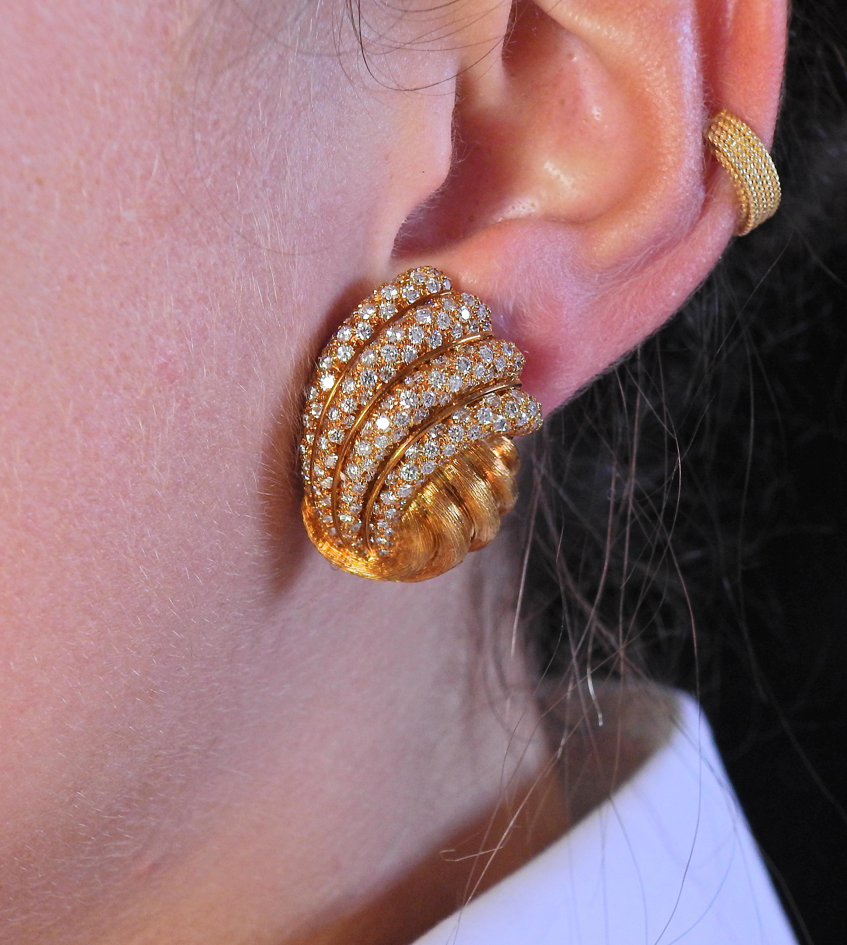 Henry Dunay Diamond Gold Earrings In Excellent Condition For Sale In New York, NY