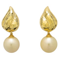 Pendientes Henry Dunay de oro facetado y perla dorada del Mar del Sur