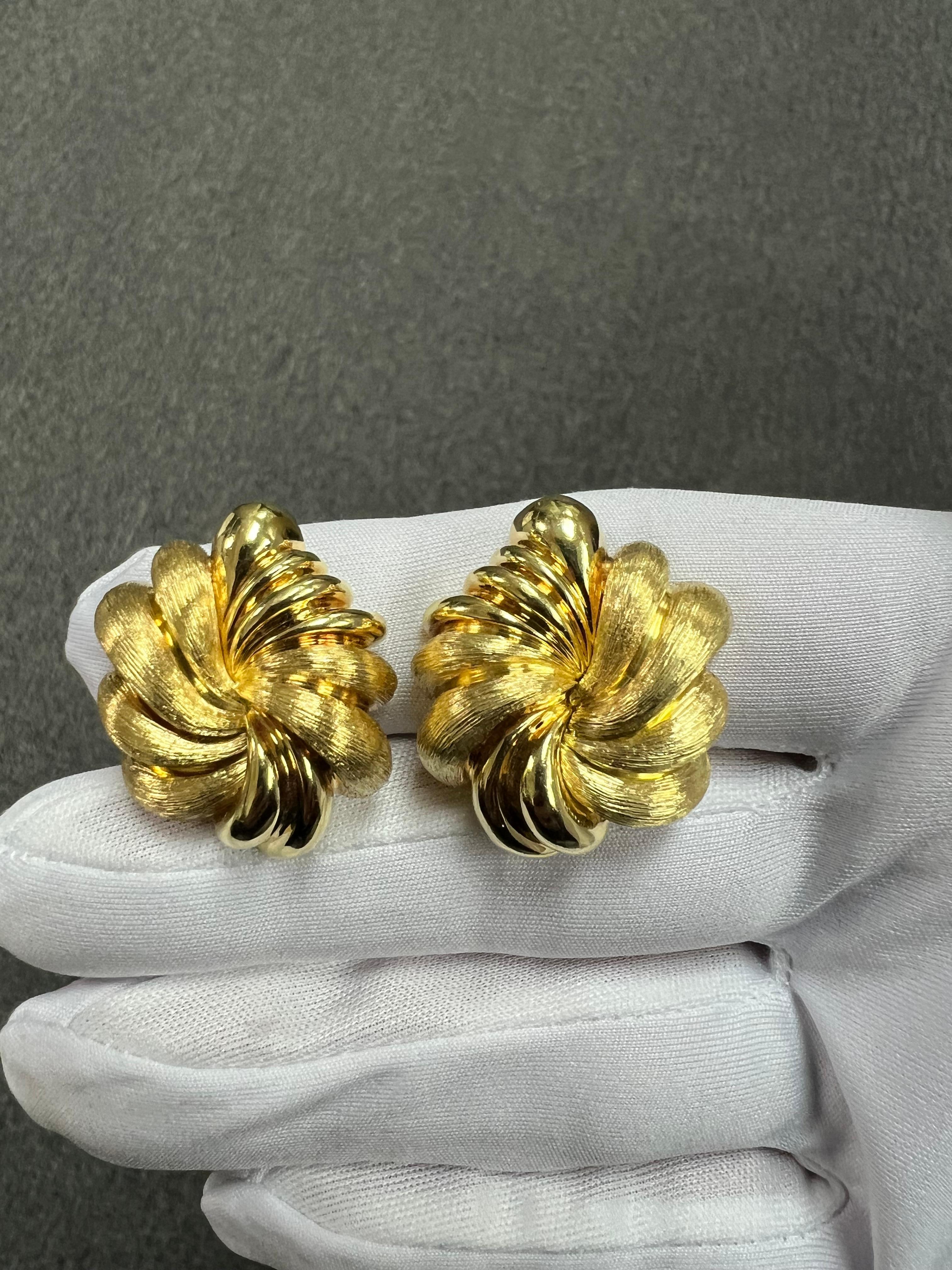 Henry Dunay Pendientes De Clip De Oro Amarillo De 18k Con Remolino Floral Sabi Y Fi Brillante en venta 6