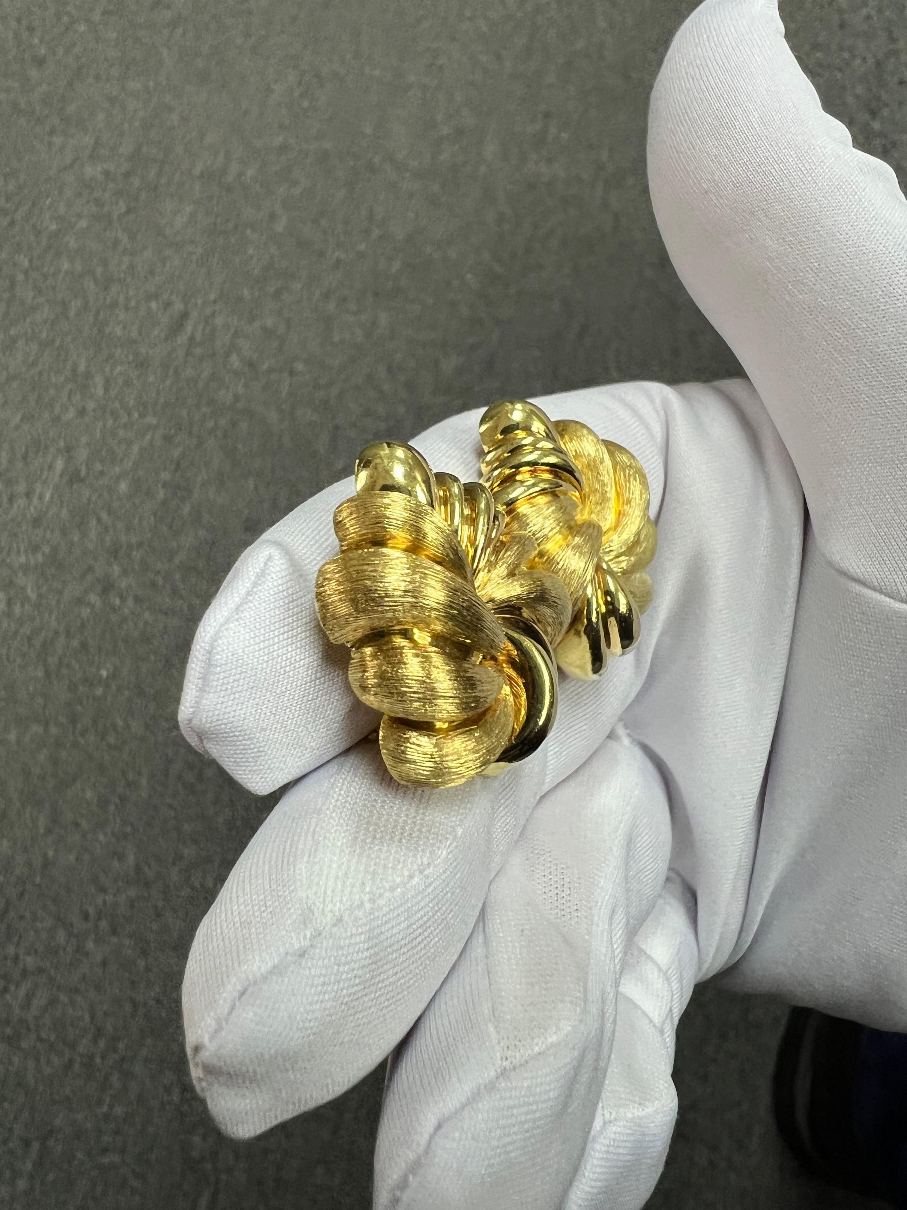 Henry Dunay Pendientes De Clip De Oro Amarillo De 18k Con Remolino Floral Sabi Y Fi Brillante en venta 8