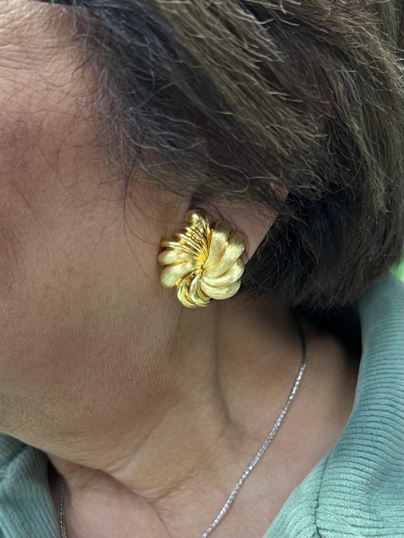 Pendientes de clip de oro amarillo de 18 quilates Henry Dunay Remolino Floral con acabado Sabi y Brillante, de la década de 1990.

Los pendientes de clip de oro amarillo de 18 quilates Henry Dunay Floral Swirl, caracterizados por su acabado Sabi y
