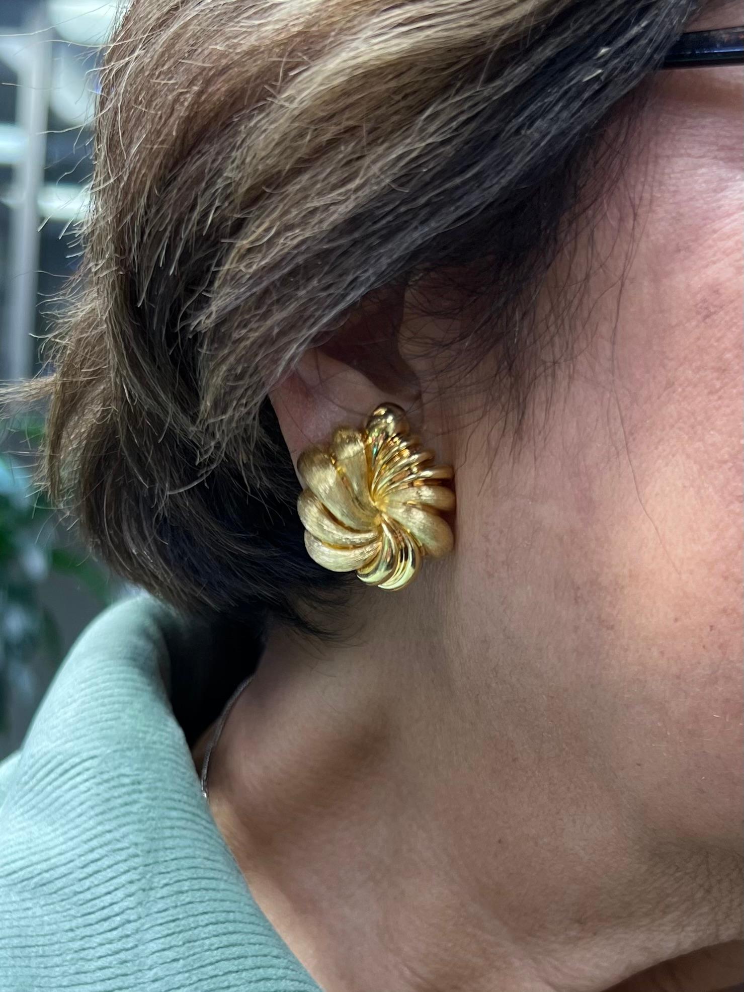 Henry Dunay Pendientes De Clip De Oro Amarillo De 18k Con Remolino Floral Sabi Y Fi Brillante Contemporáneo en venta