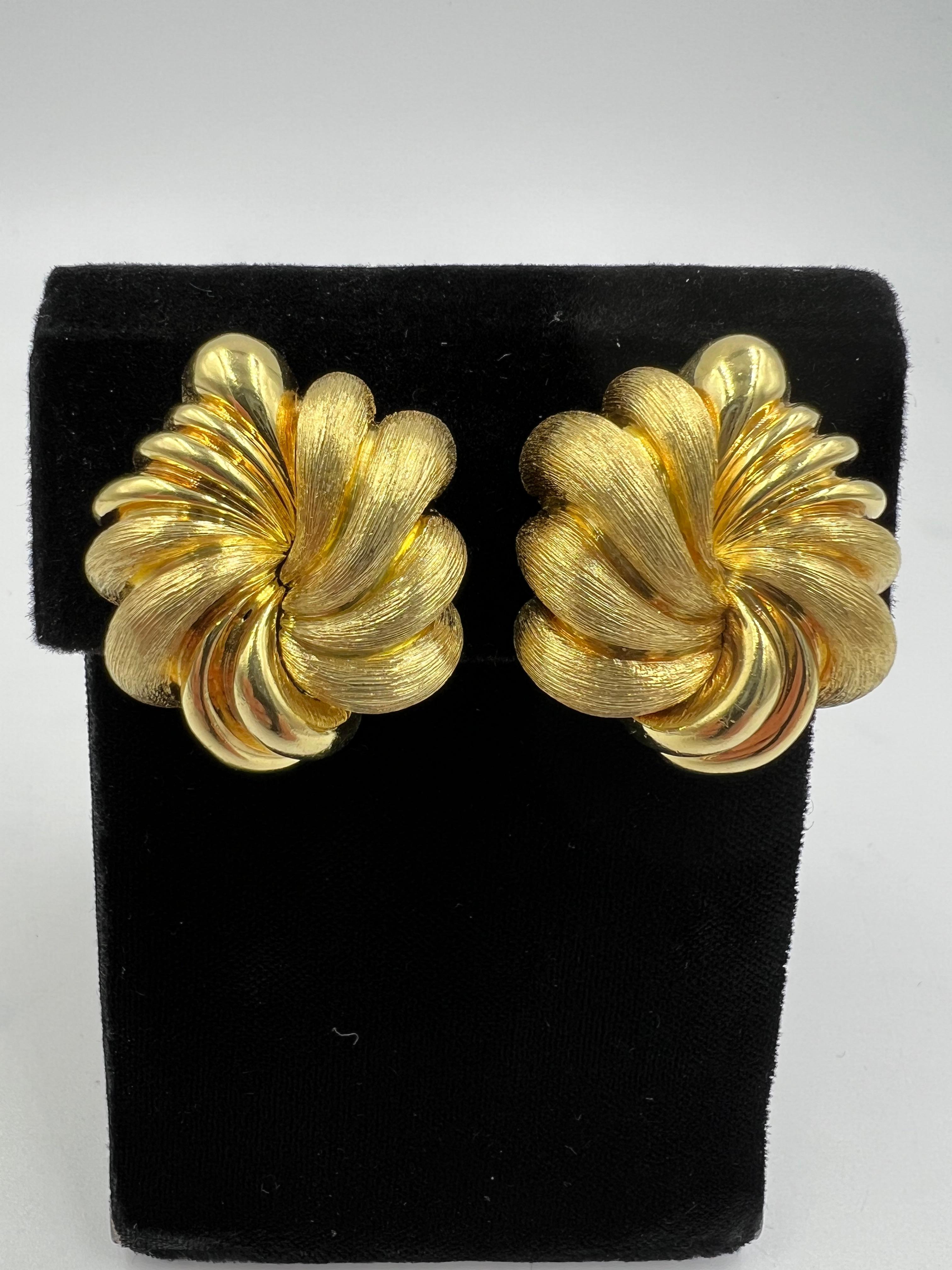 Henry Dunay Pendientes De Clip De Oro Amarillo De 18k Con Remolino Floral Sabi Y Fi Brillante en Bueno estado para la venta en Los Angeles, CA