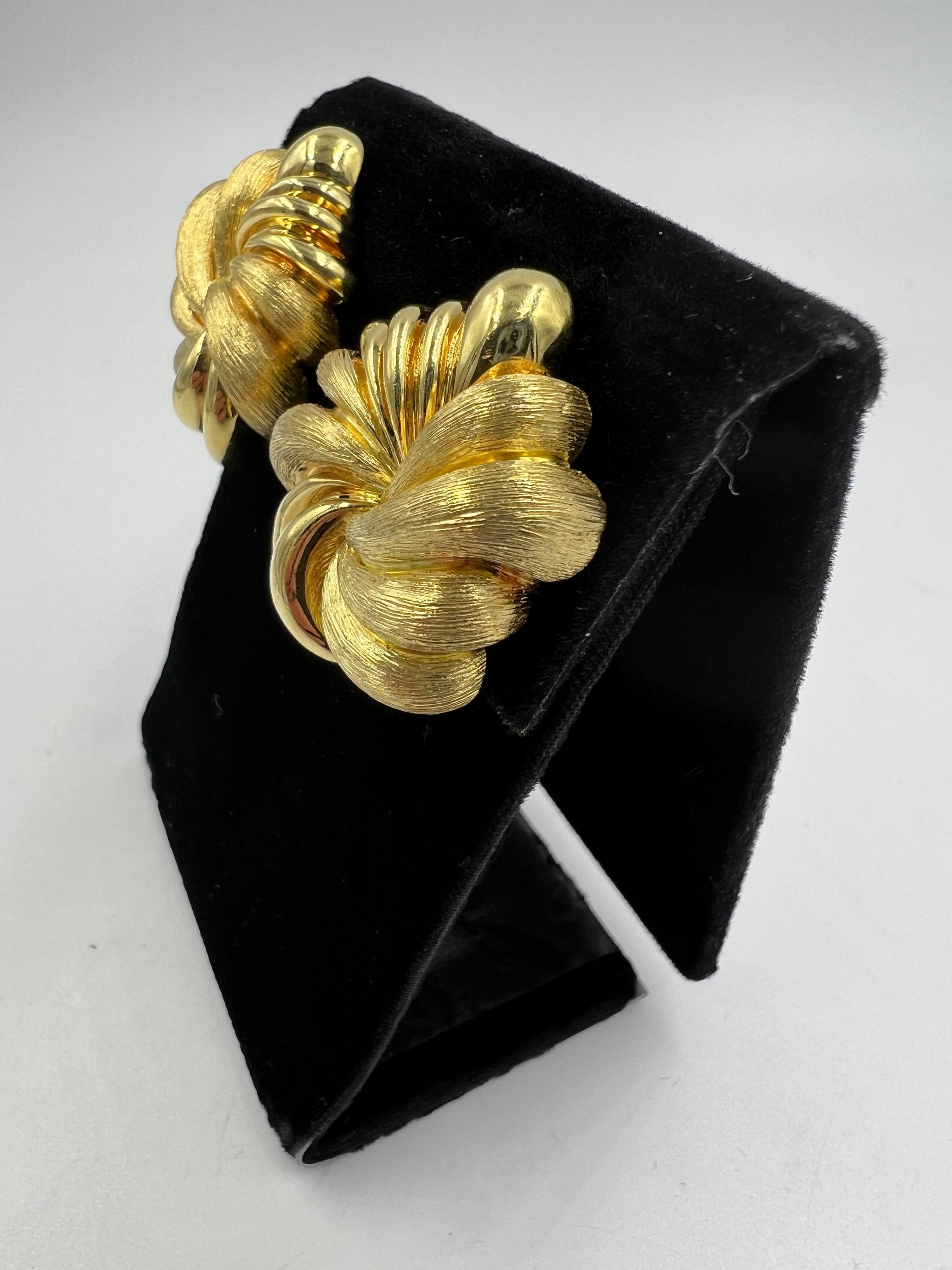 Femenino o masculino Henry Dunay Pendientes De Clip De Oro Amarillo De 18k Con Remolino Floral Sabi Y Fi Brillante en venta