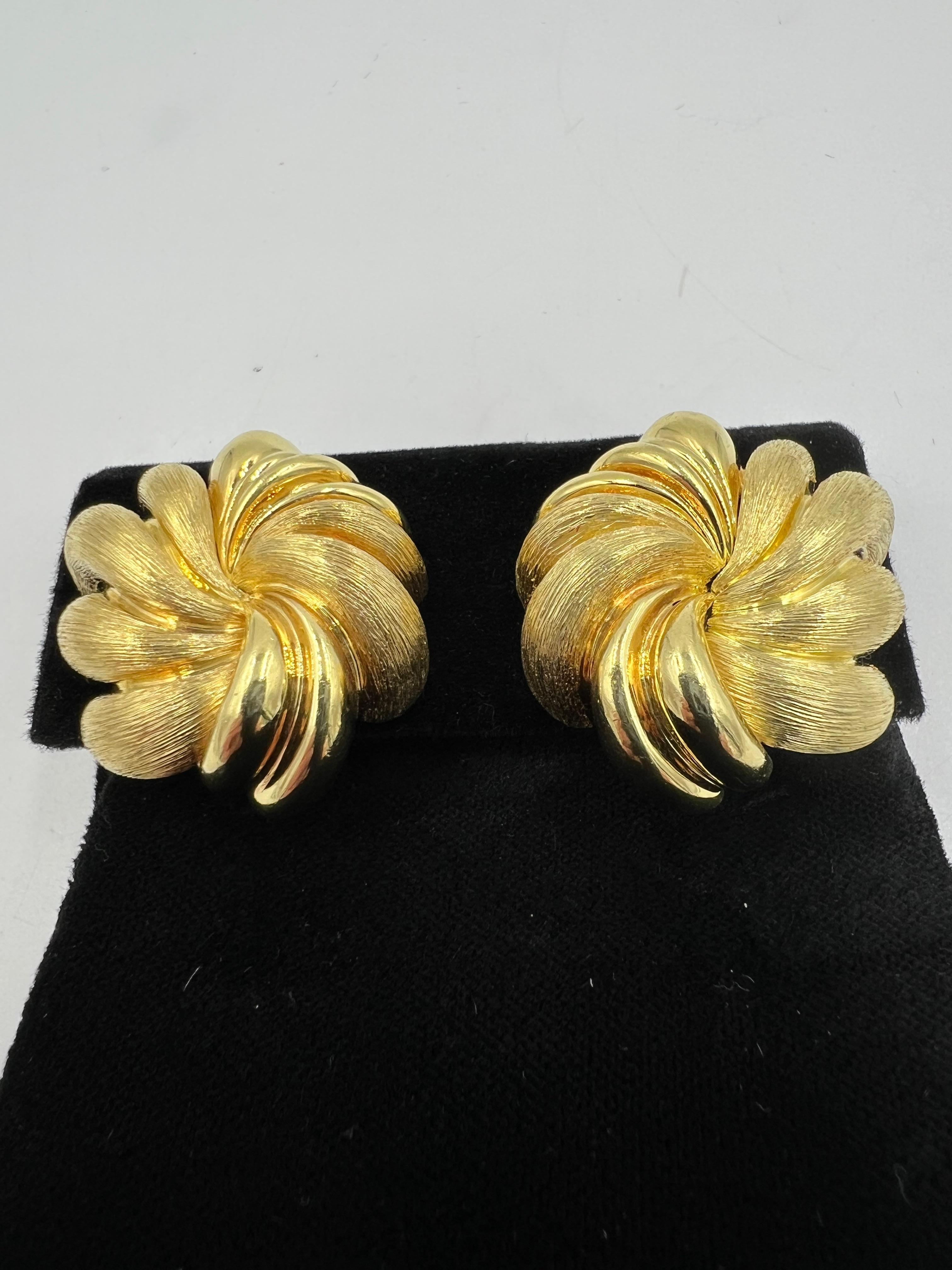 Henry Dunay Pendientes De Clip De Oro Amarillo De 18k Con Remolino Floral Sabi Y Fi Brillante en venta 2