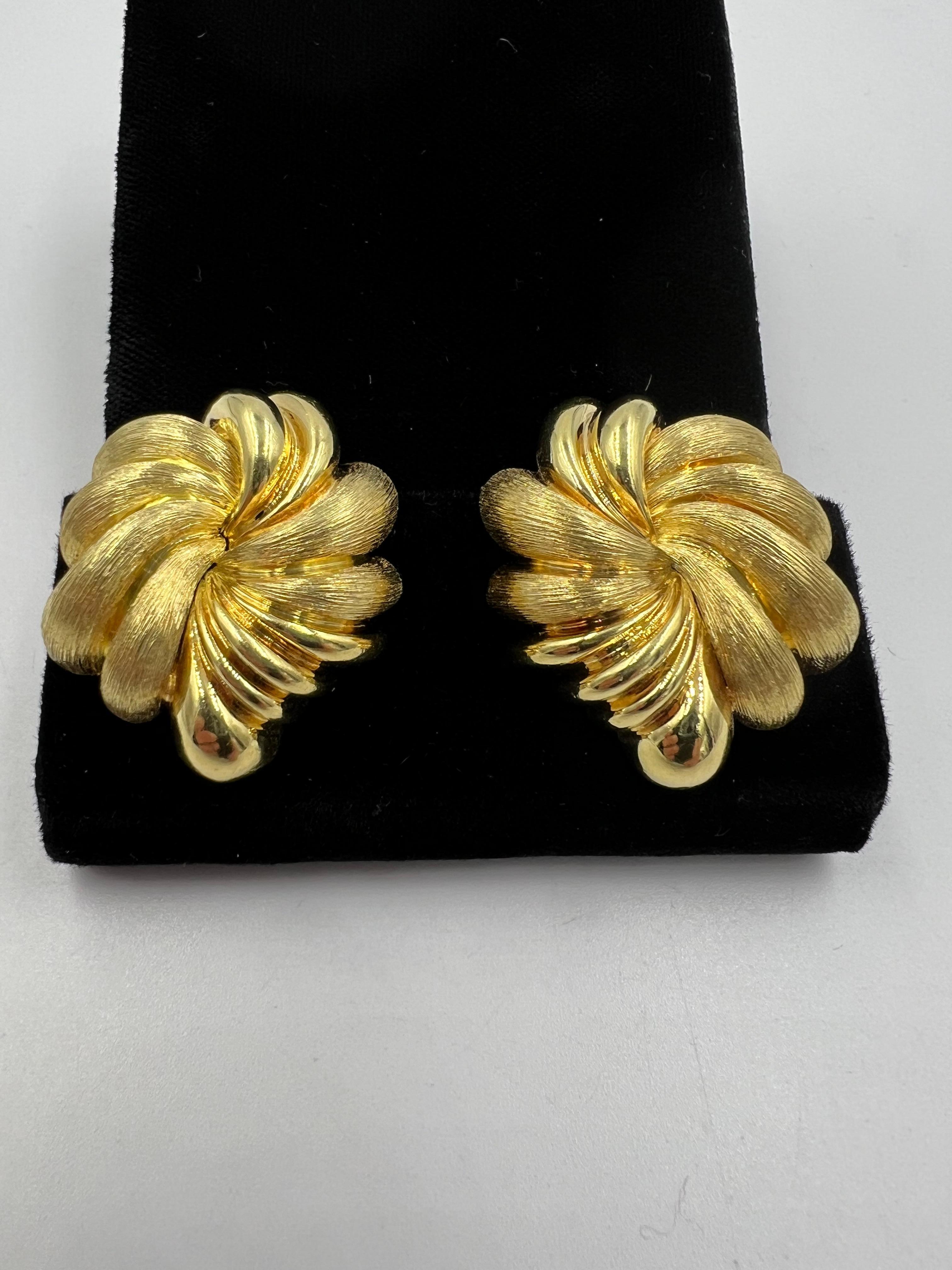 Henry Dunay Pendientes De Clip De Oro Amarillo De 18k Con Remolino Floral Sabi Y Fi Brillante en venta 3