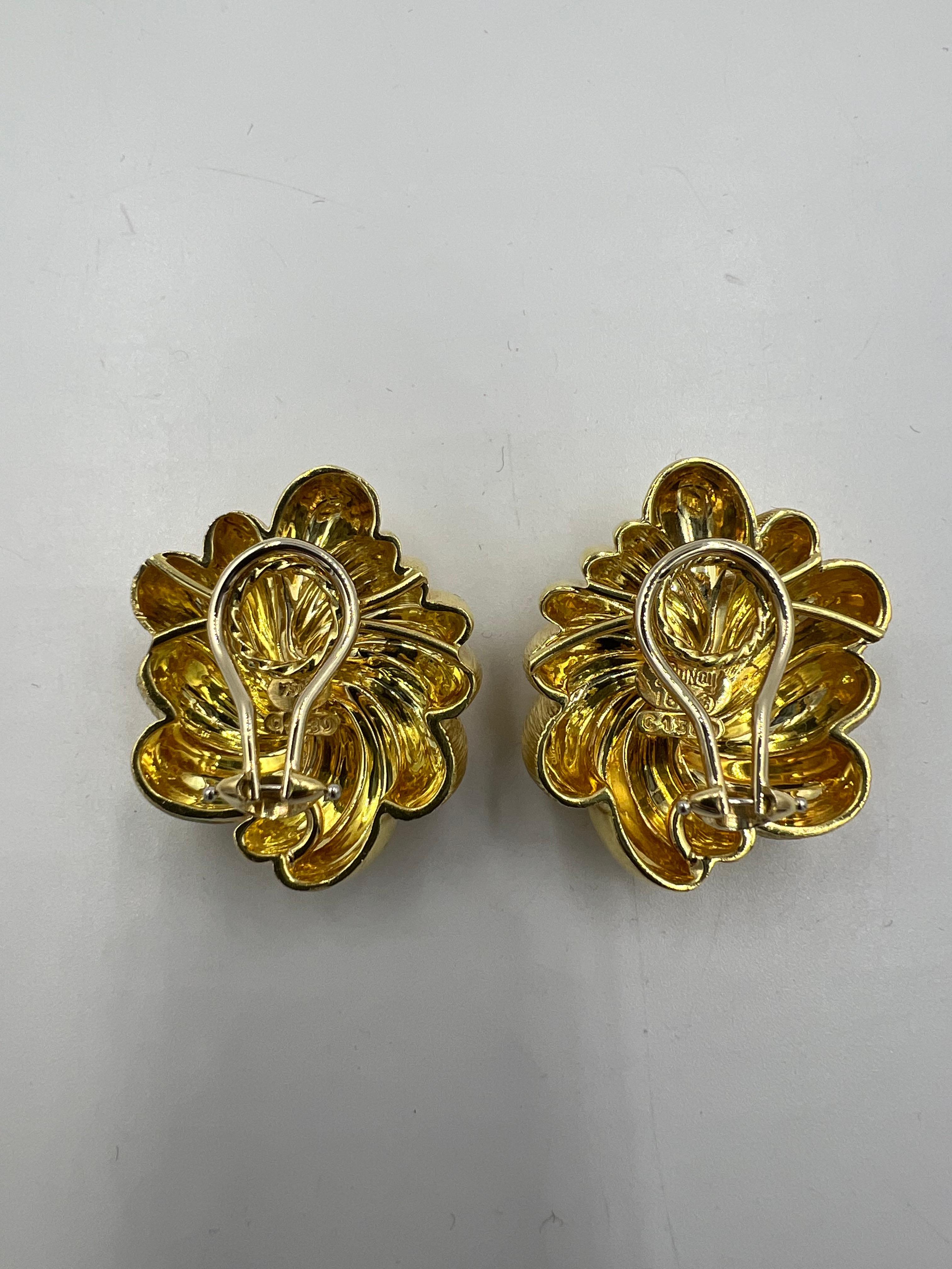 Henry Dunay Pendientes De Clip De Oro Amarillo De 18k Con Remolino Floral Sabi Y Fi Brillante en venta 4