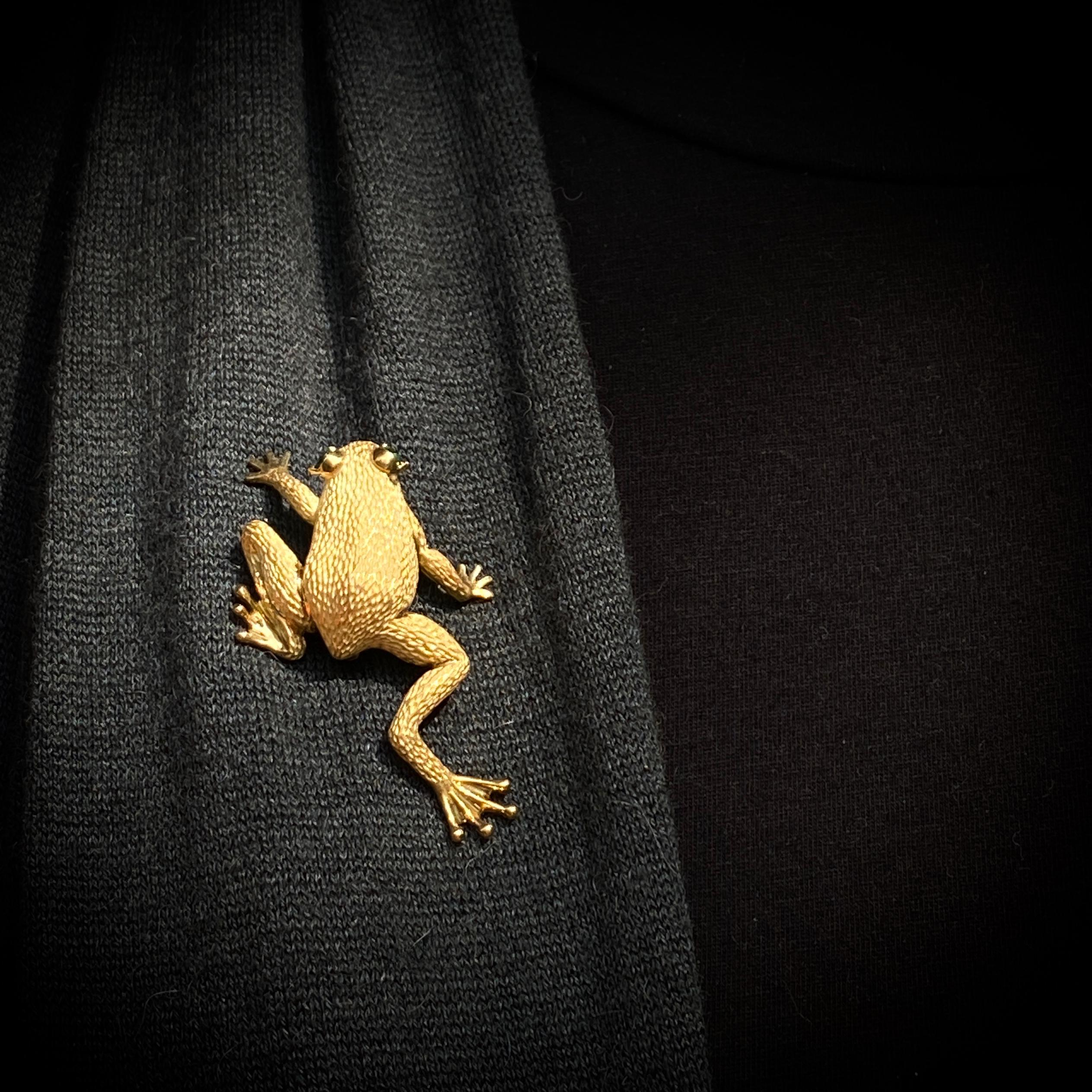 Henry Dunay Frog Brooch in 18 Karat Gold with Emerald Eyes 4