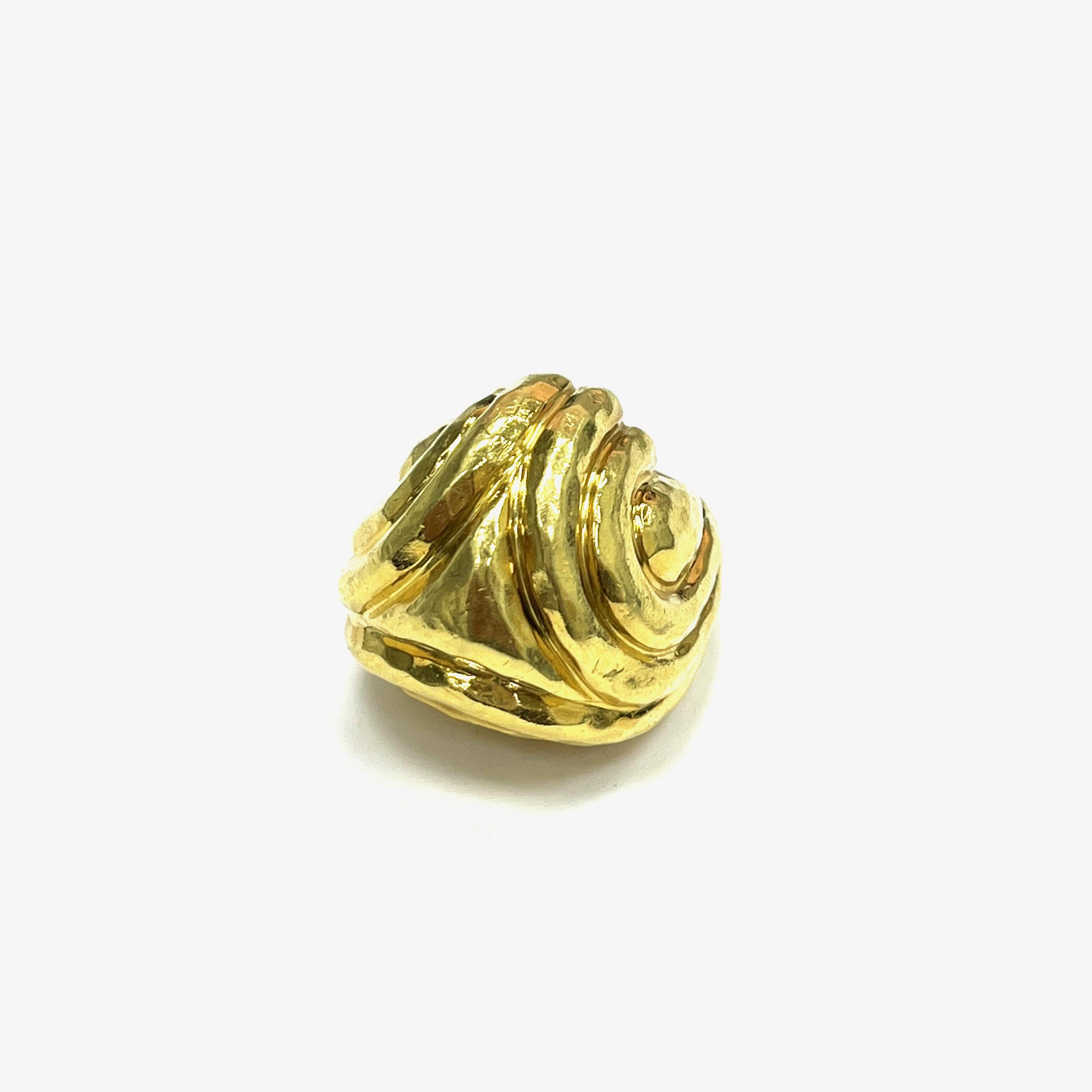 Henry Dunay frog hammered gold ring

A big ring featuring a frog's face made out of hammered 18 karat yellow gold; marked Dunay, 18k

Size: 7 US; top width 2.5 cm
Total weight: 26.1 grams
