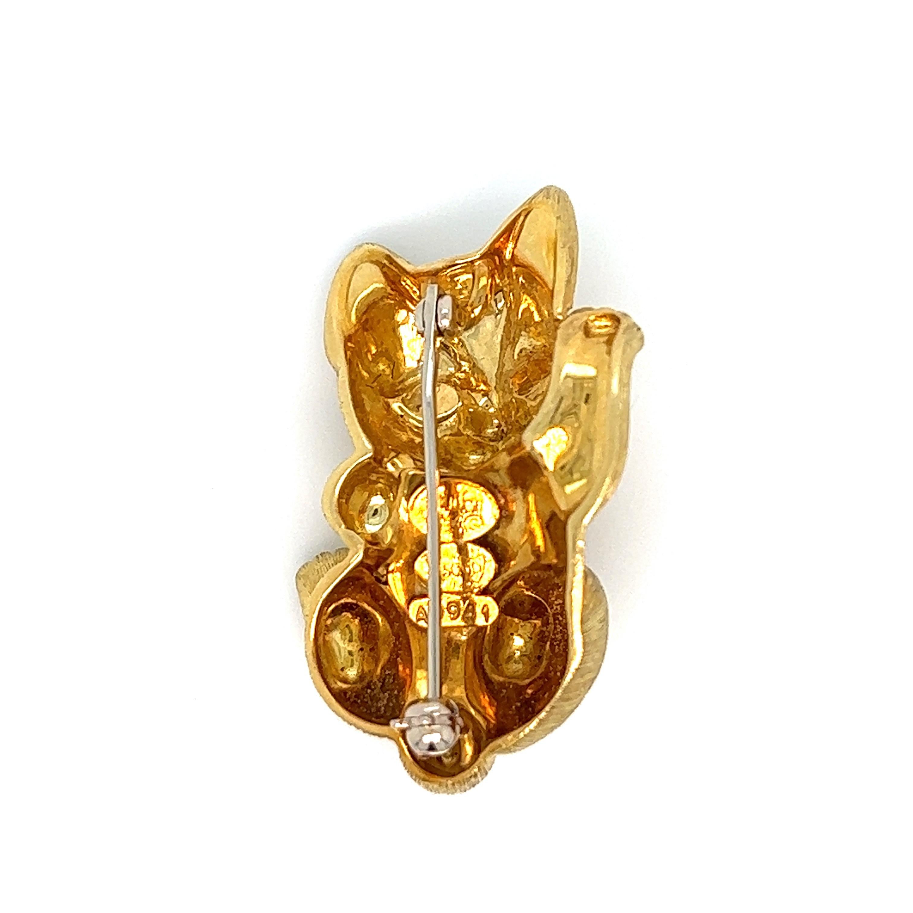 Henry Dunay 18 karat yellow gold kitty cat pin brooch. Serial no. A9941. Marked: Dunay / 18k / 750 / A9941. Total weight: 13.9 grams. Width: 1 inch. Length: 1.38 inch. 