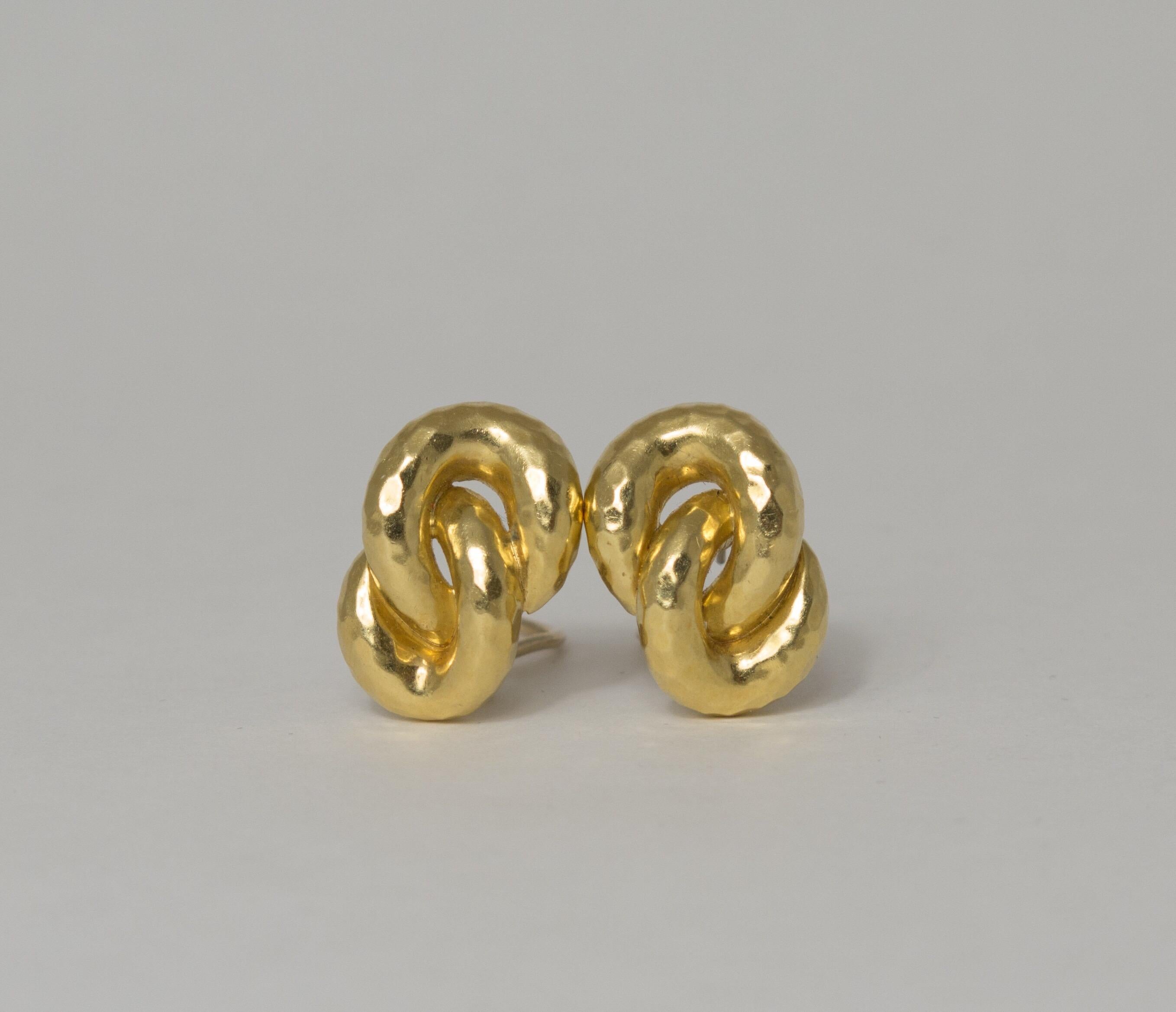 A pair of post ear clip hand hammered 18K yellow gold by Henry Dunay in classic knot motif. 
18K yellow gold, stamped: Dunay / 750 / 12596
7/8