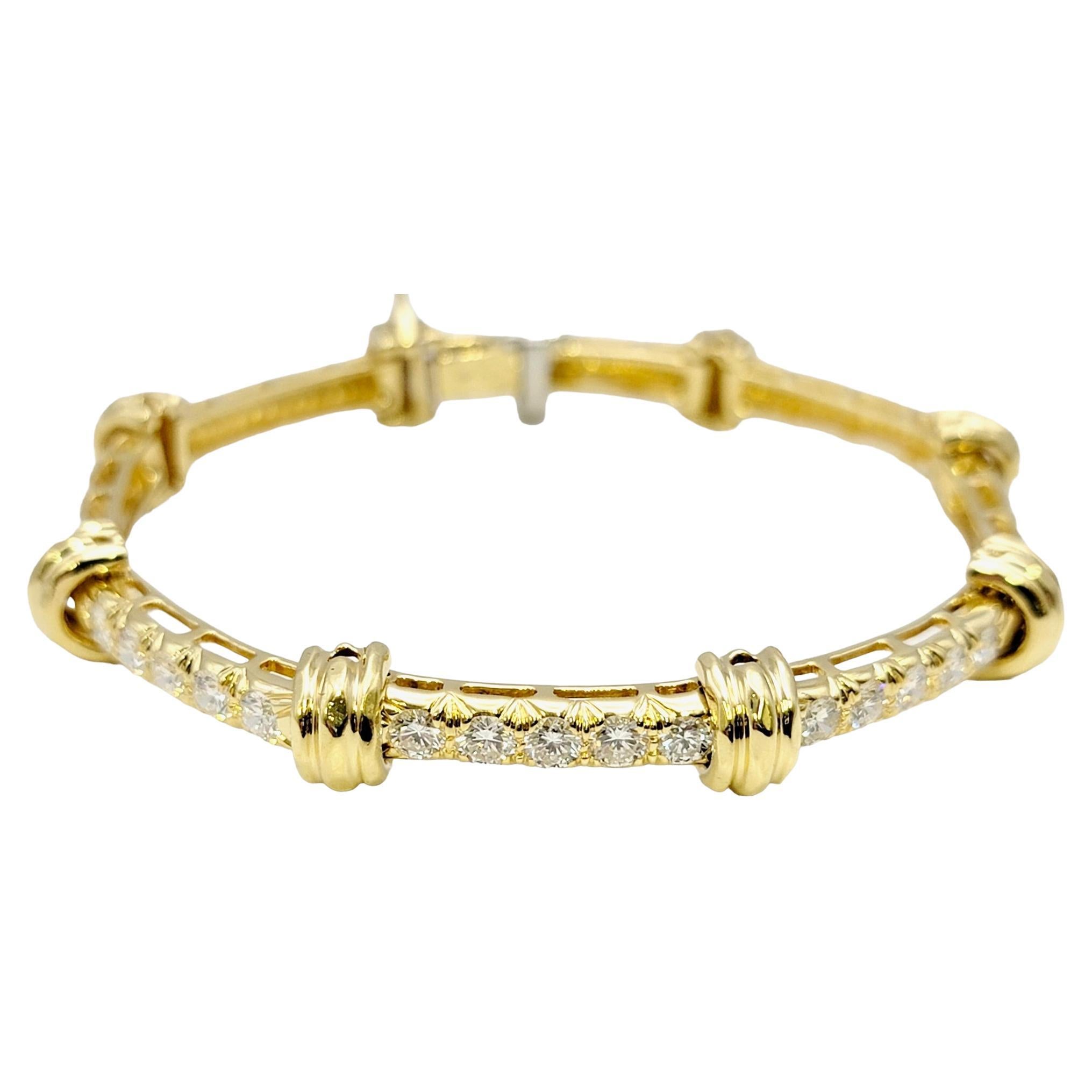 Wunderschönes Gliederarmband aus 18 Karat Gelbgold und Diamanten des amerikanischen Schmuckdesigners Henry Dunay. Dieses schöne, moderne Stück besticht durch seine glitzernden Steine und sein einzigartiges, gehämmertes Design. Mit 15 unglaublich
