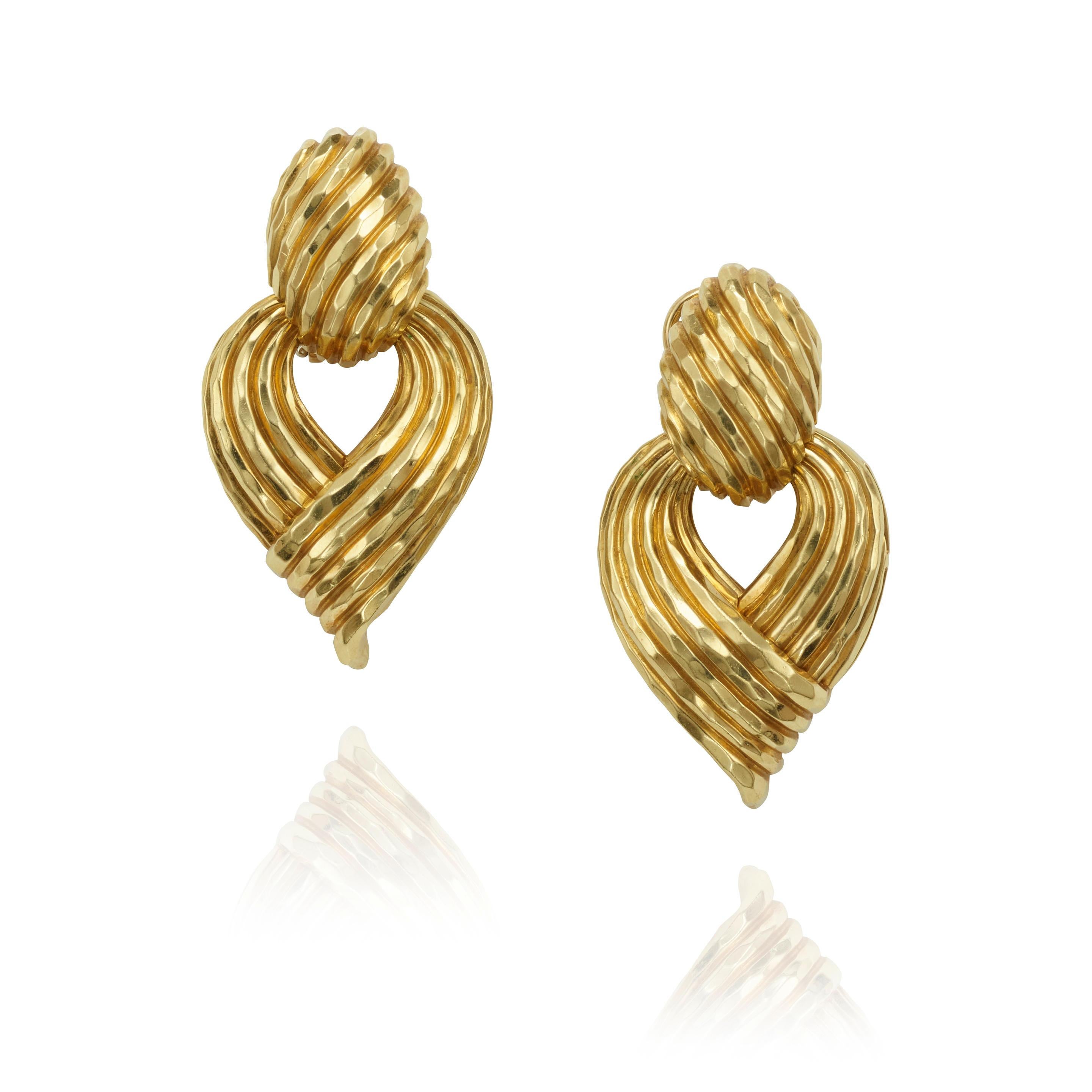 Ohrclips aus gehämmertem 18k Gelbgold von Henry Dunay mit Ohrclips (Moderne) im Angebot