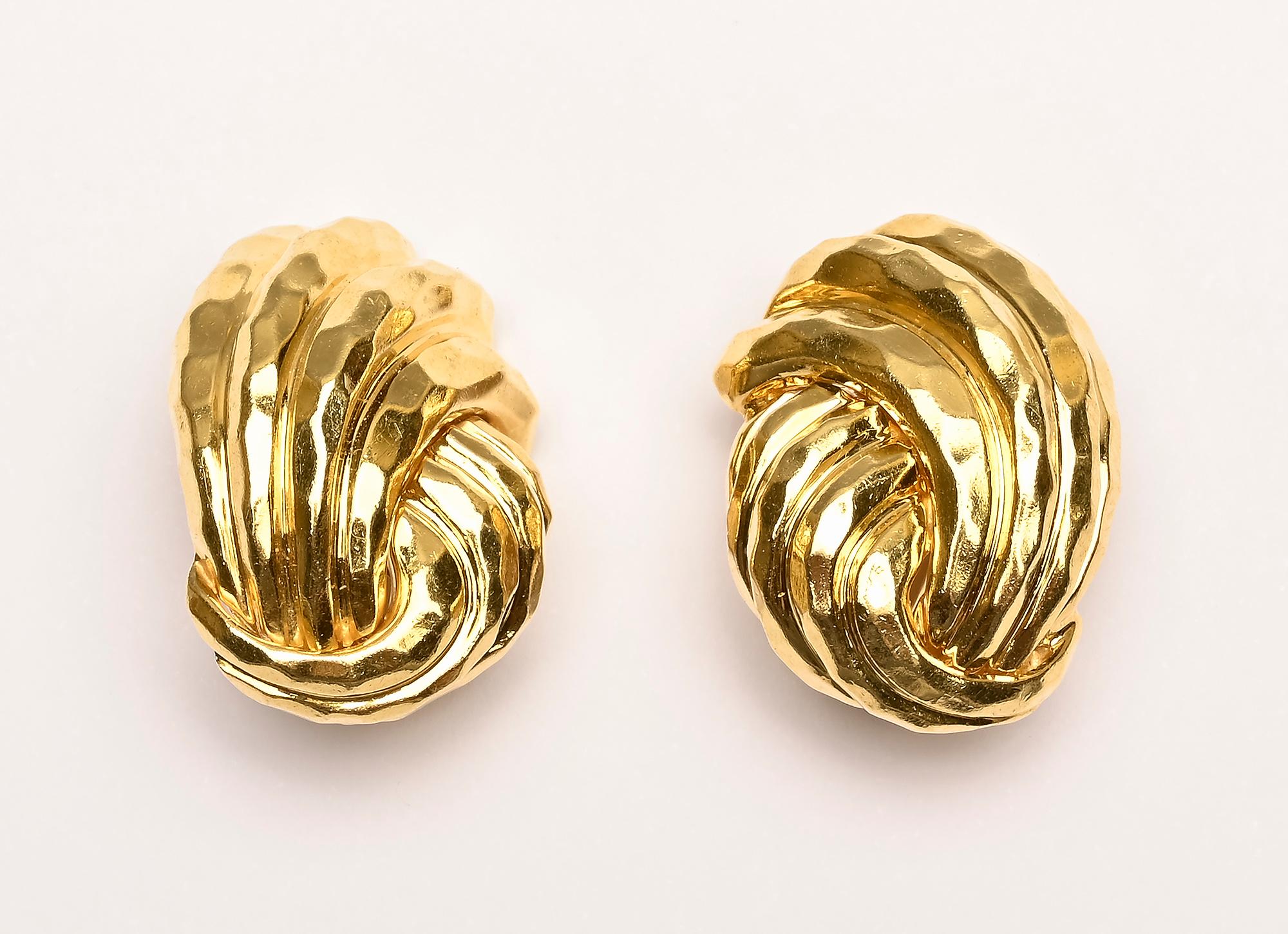 Ovale, gewirbelte Ohrringe von Henry Dunay in einer seiner bevorzugten gehämmerten Goldoberflächen. Die Ohrringe sind 3/4