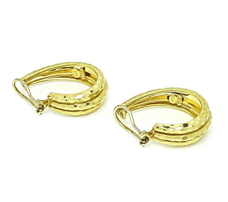 Pendientes de oro martillado Henry Dunay en Bueno estado para la venta en New York, NY