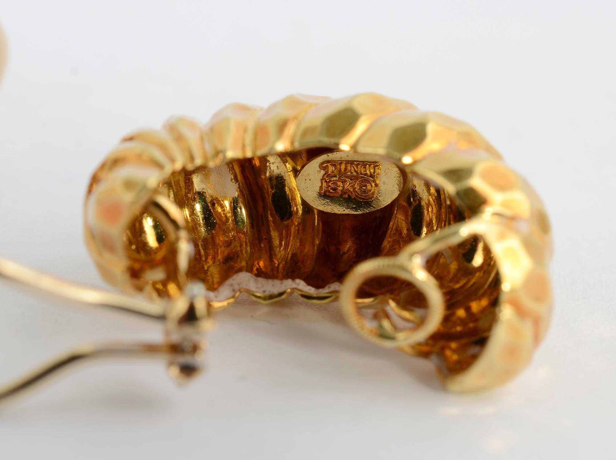 Halbreihige Henry Dunay-Ohrringe aus gehämmertem Gold für Damen oder Herren im Angebot