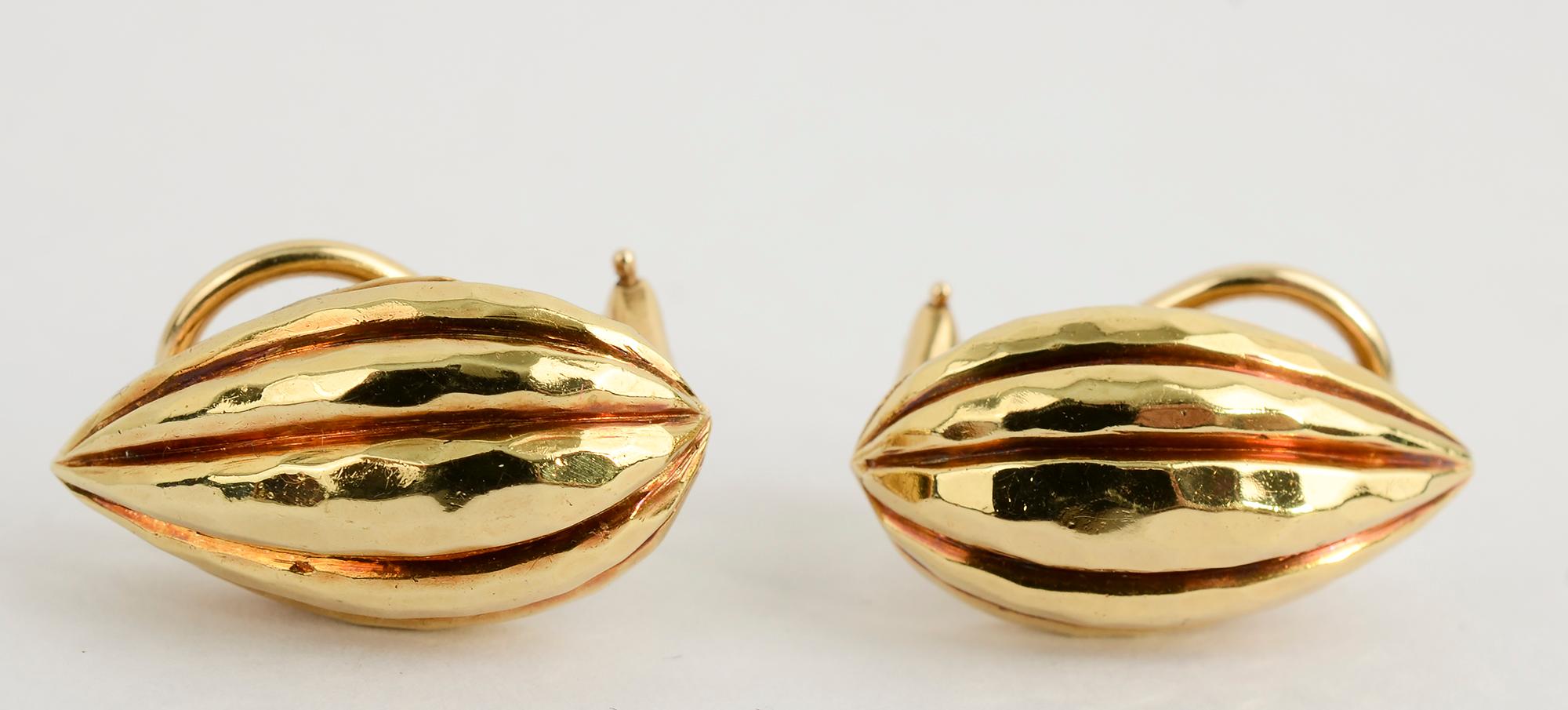 Birnenförmige Ohrringe des amerikanischen Designers Henry Dunay. Die Ohrringe sind mit einer seiner charakteristischen Veredelungen aus gehämmertem Gold gefertigt. Die Maße sind 7/16