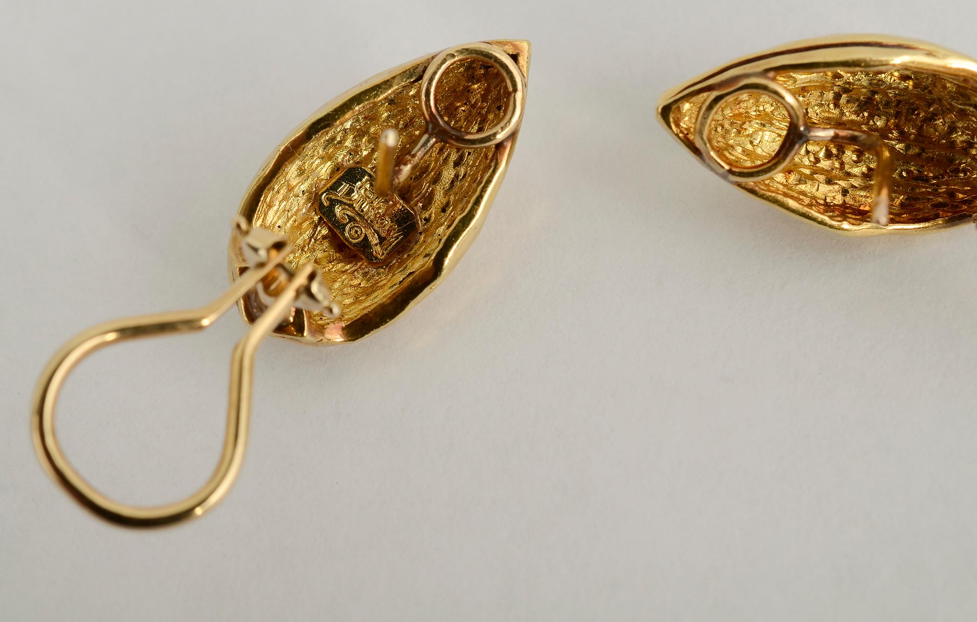 Henry Dunay Birnenförmige Ohrringe aus gehämmertem Gold Damen im Angebot