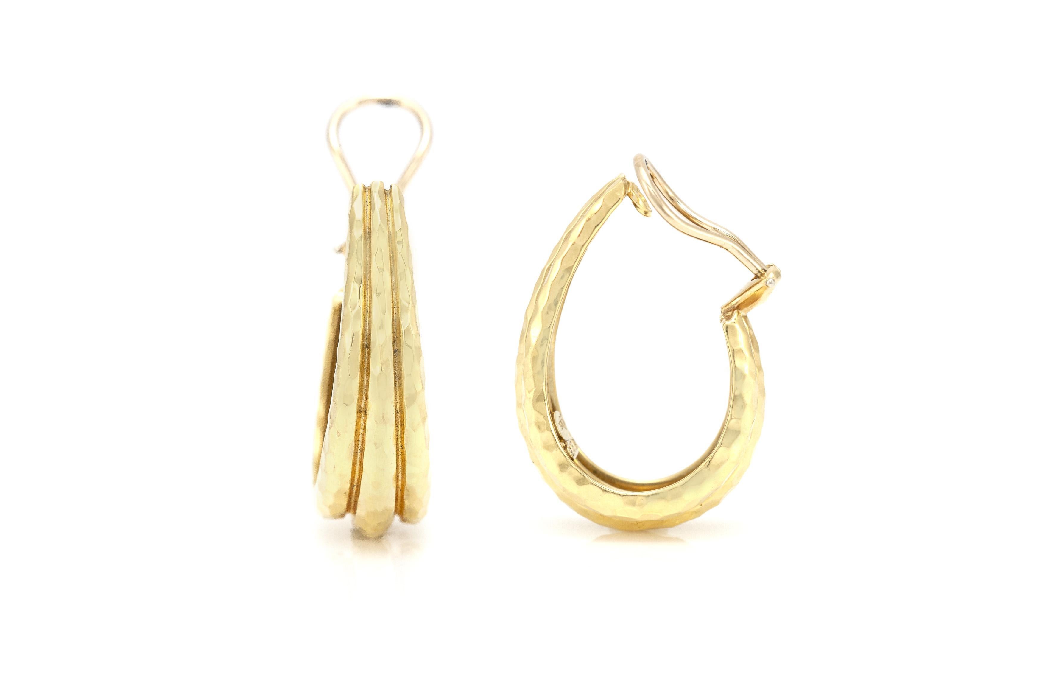 Finemente realizzato in oro giallo martellato 18k.
Firmato da Henry Dunay
1,5 pollici di lunghezza