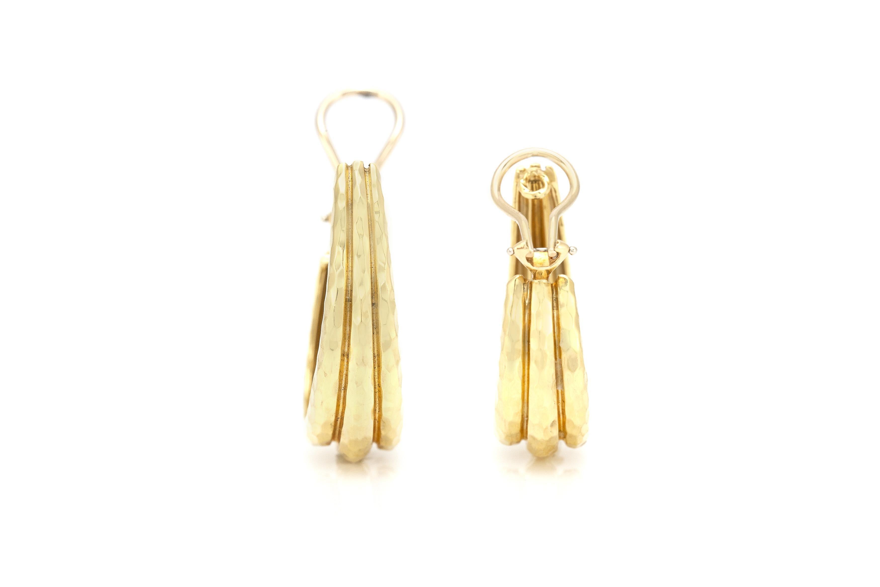 Orecchini a cerchio con gamberetti in oro martellato di Henry Dunay In condizioni buone in vendita a New York, NY