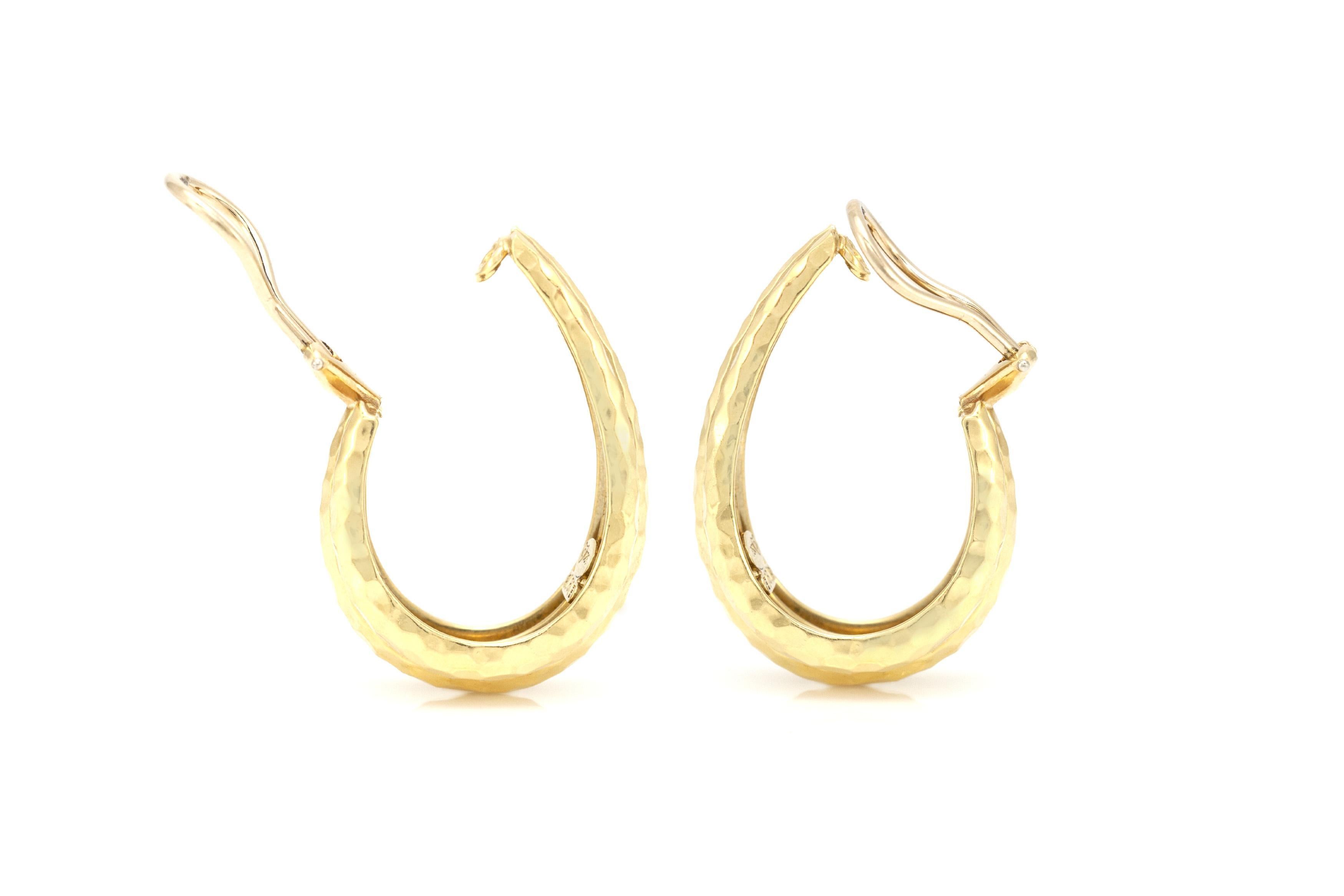 Donna Orecchini a cerchio con gamberetti in oro martellato di Henry Dunay in vendita