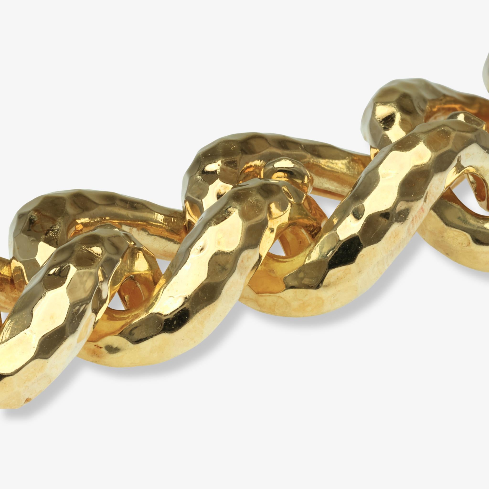 Le collier emblématique d'Henry Dunay présente des maillons en or martelés à la main, façonnés de main de maître dans un riche or jaune 18 carats.

Ce collier Henry Dunay, finement travaillé, illustre la signature artistique du créateur et son