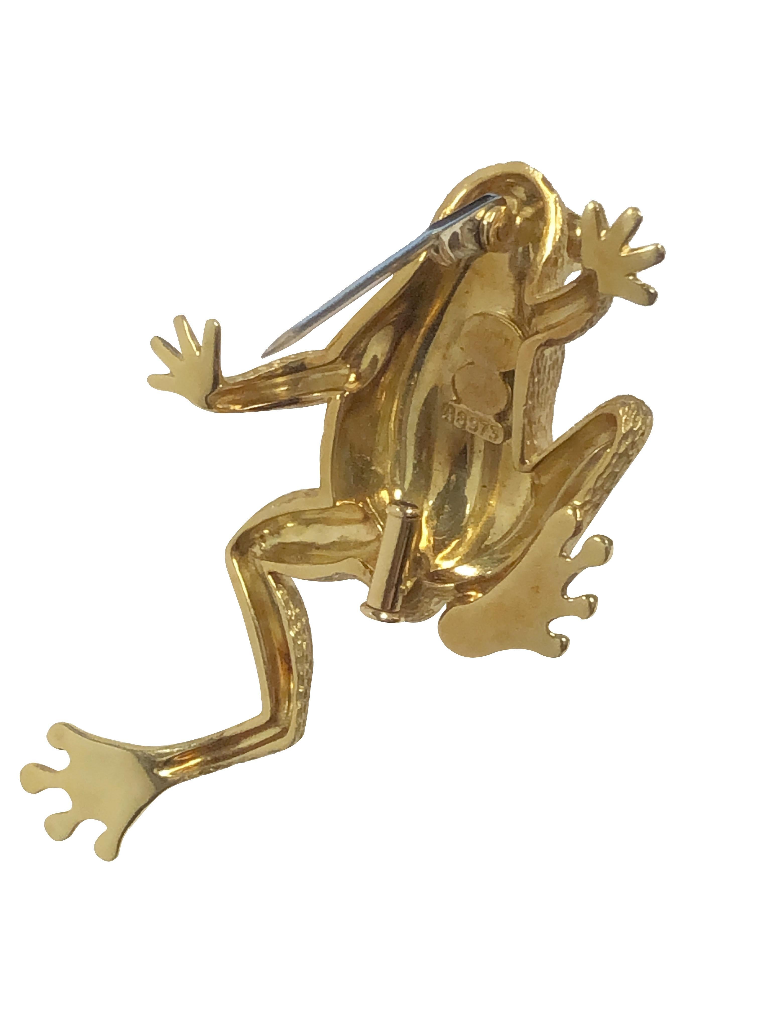 Circa 1990 Henry Dunay Frog Brooch, mesurant 2 1/8 inches in length X 1 1/4 inches et pesant 21.5 Grams. Très détaillé avec une finition texturée réaliste. Signés et numérotés.