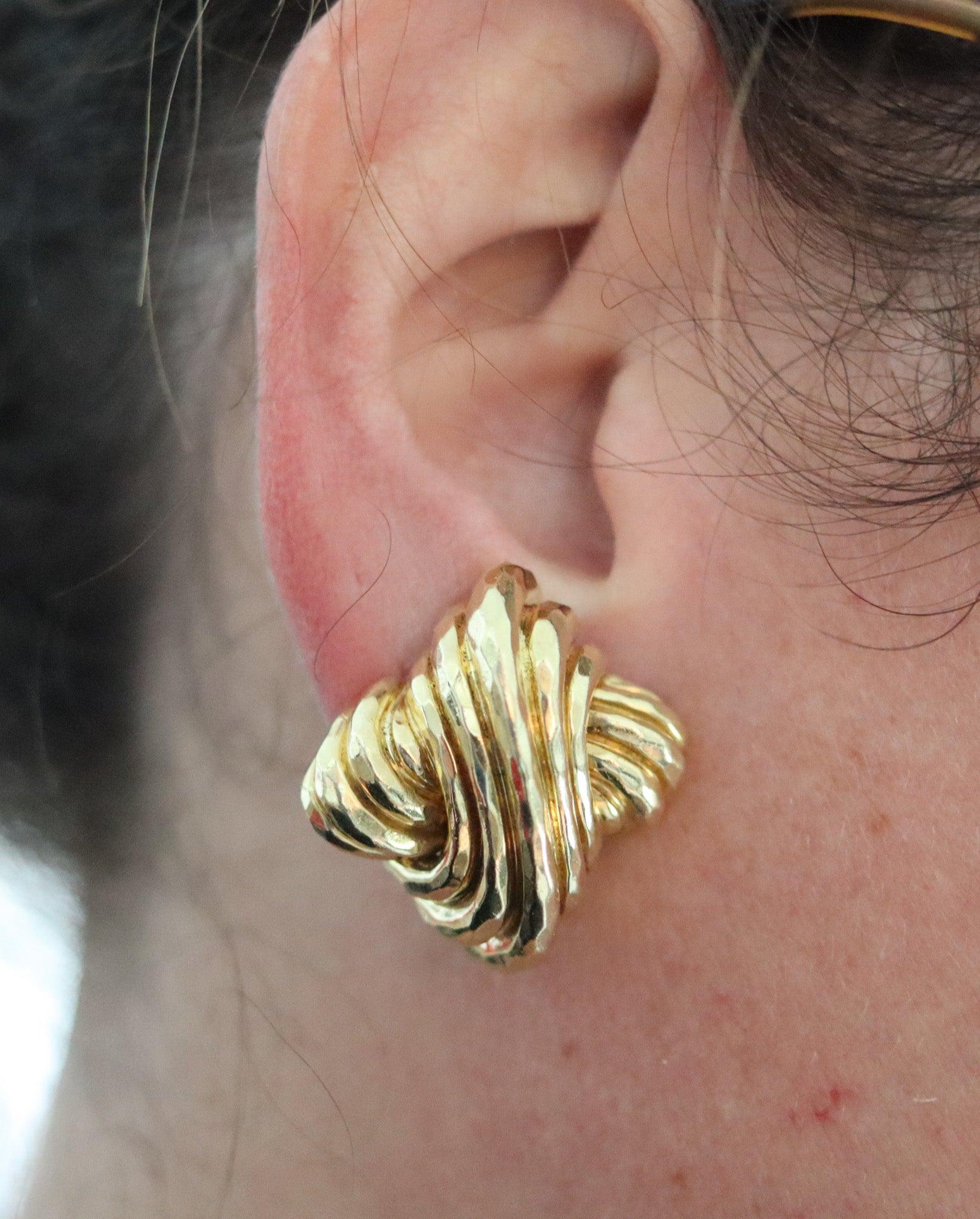 Paire de boucles d'oreilles à pince conçues par Henry Dunay.

Il s'agit d'une magnifique et rare paire de boucles d'oreilles à clips, créée à New York dans l'atelier de joaillerie d'Henry Dunay, dans les années 1990. Ces boucles d'oreilles massives
