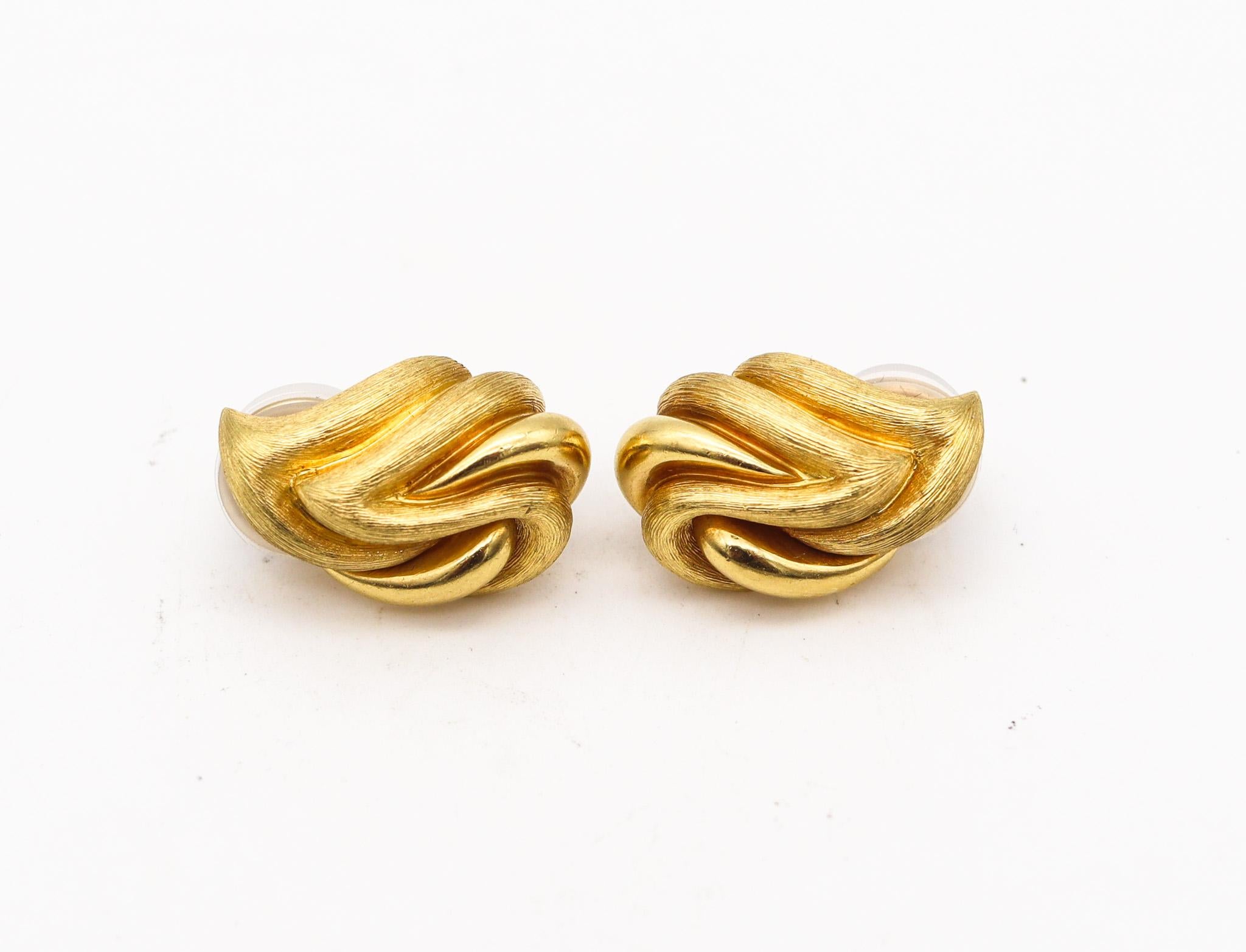 Earrings designed by Henry Dunay.

Very nice pair of clip-on earrings, created in New York city at the jewelry atelier of Henry Dunay, back in the 1990. This pair is very beautiful with a very smart look and should be great addition to your jewelry