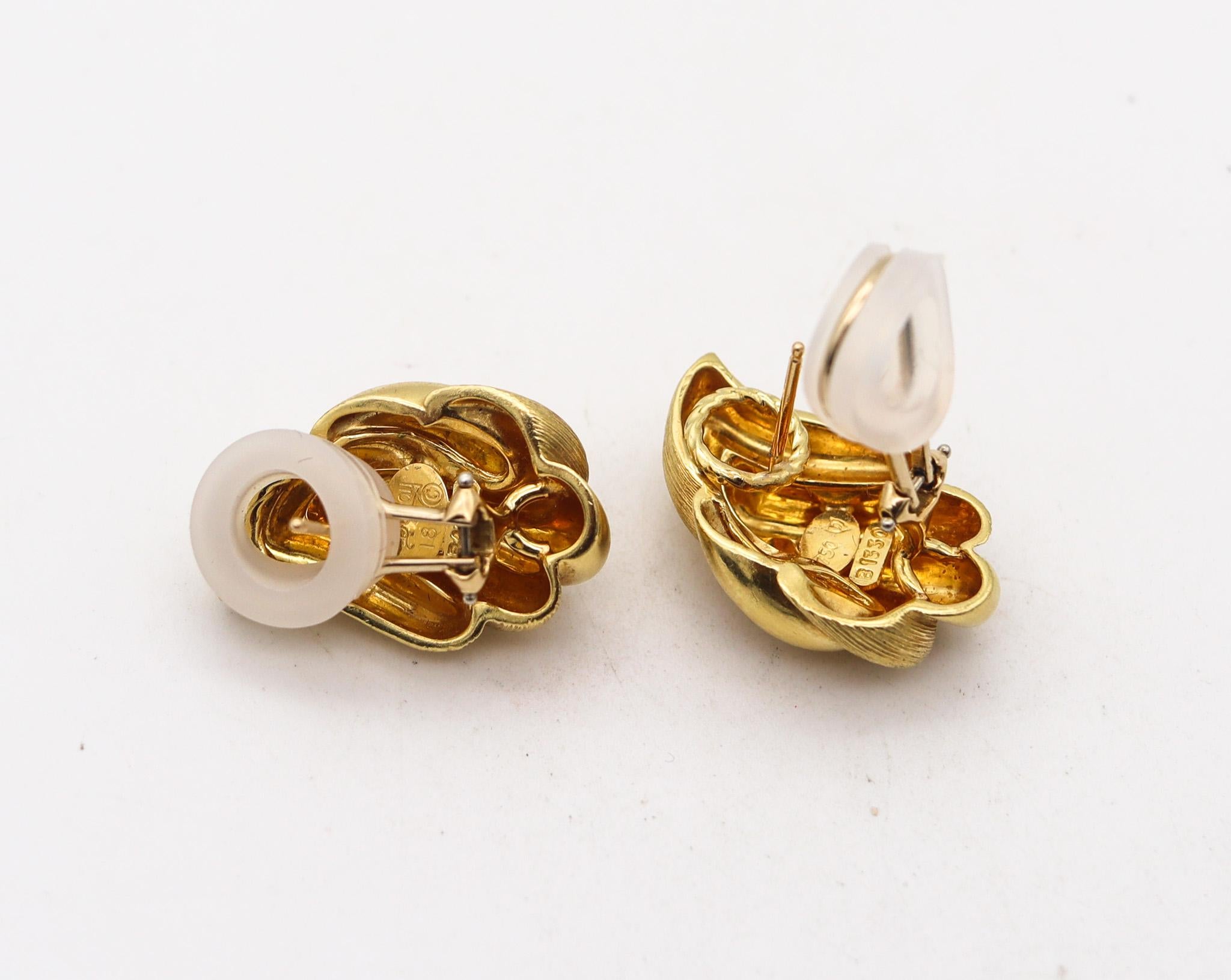 Modernist Henry Dunay New York Clips-On Earrings In Textured Solid 18Kt Yellow Gold For Sale
