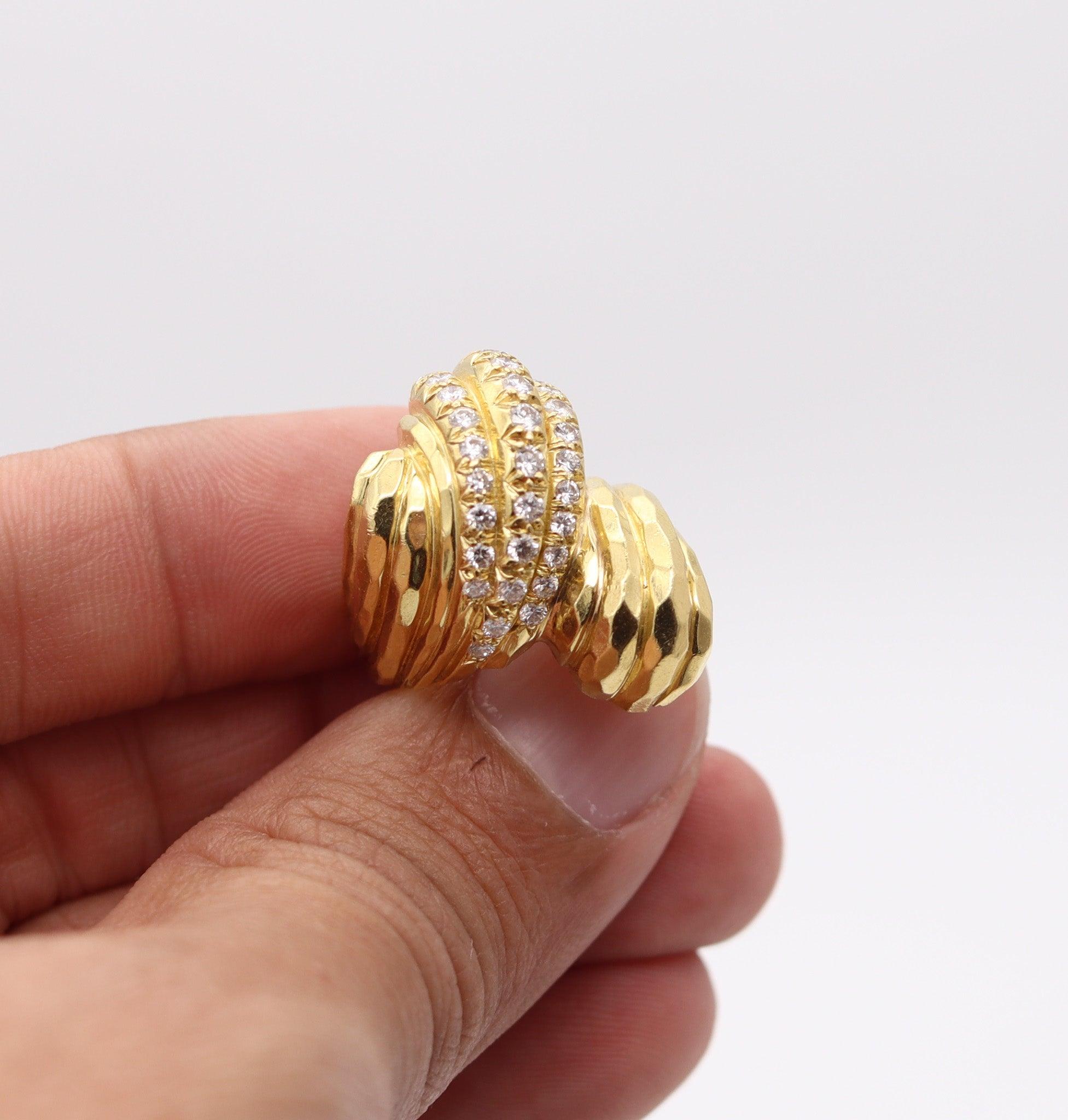 HENRY DUNAY New York Cocktail Ring In Solid 18Kt Yellow Gold With VS Diamonds In Excellent Condition For Sale In Miami, FL