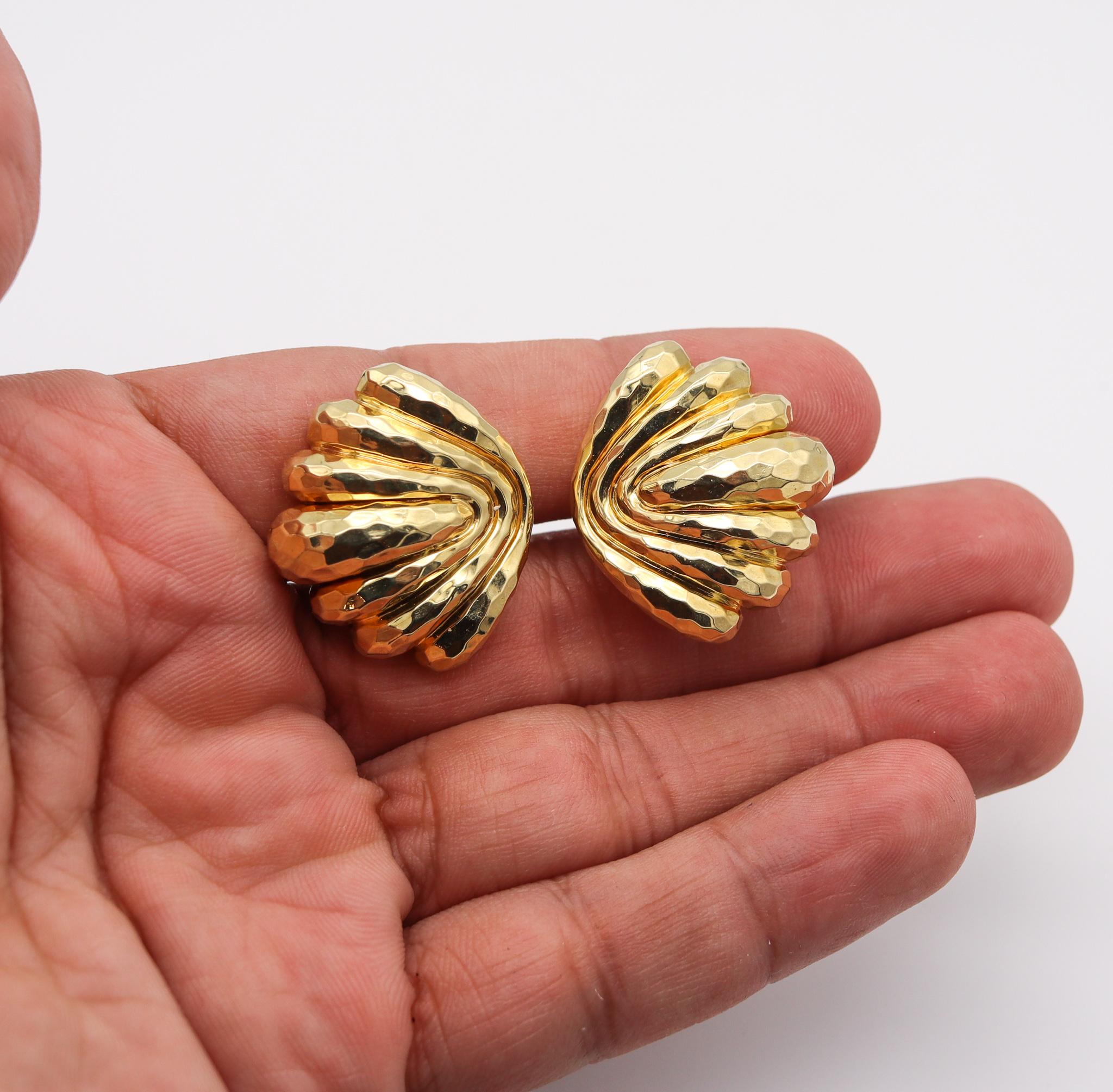 Henry Dunay New York Faceted Hammered Clips on Earrings in Textured 18Kt Gold In Excellent Condition For Sale In Miami, FL