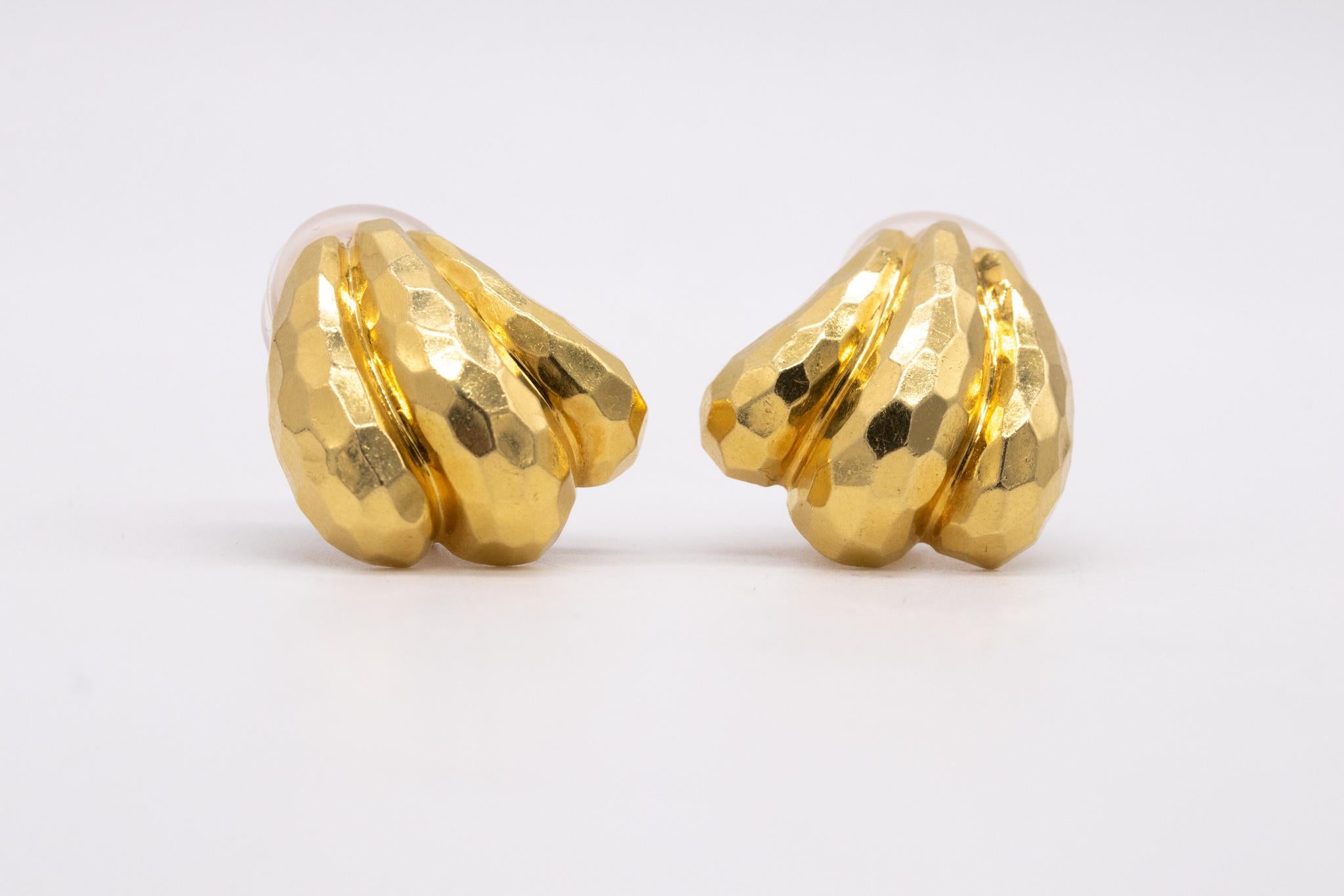 Henry Dunay New York Faceted Hammered Earrings in Textured 18kt Yellow Gold In Excellent Condition For Sale In Miami, FL