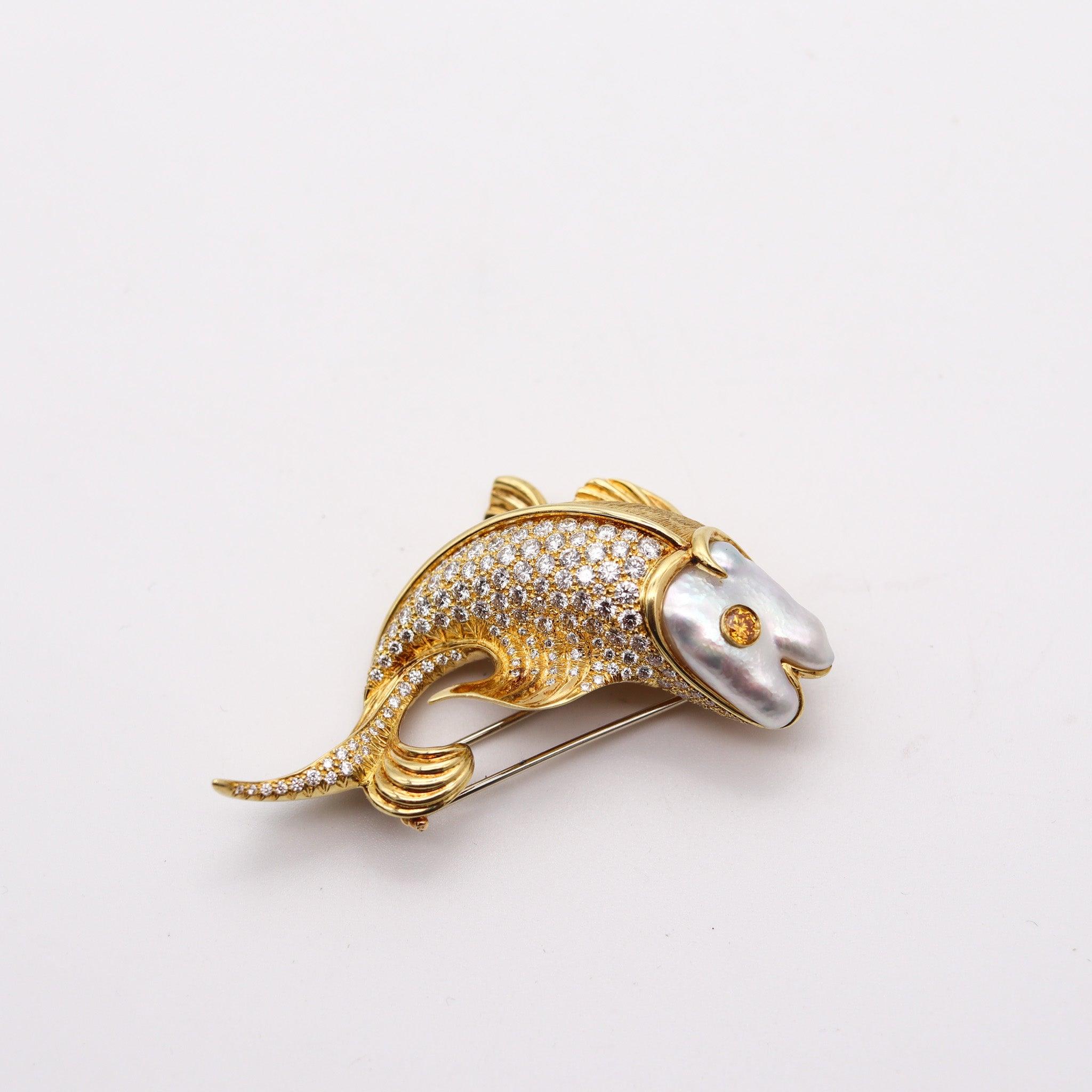 Modernista HENRY Dunay Spilla a forma di pesce di New York in oro giallo massiccio 18Kt con diamanti VS in vendita