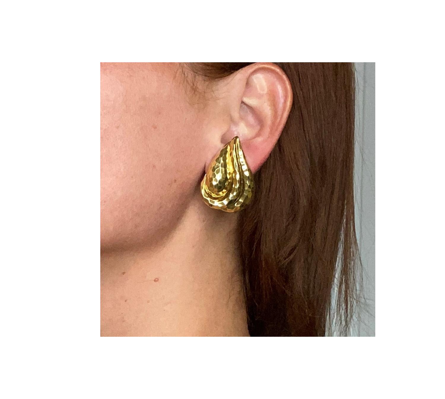 Henry Dunay New York Large Clip Earrings in Solid Faceted 18kt Yellow Gold For Sale 1