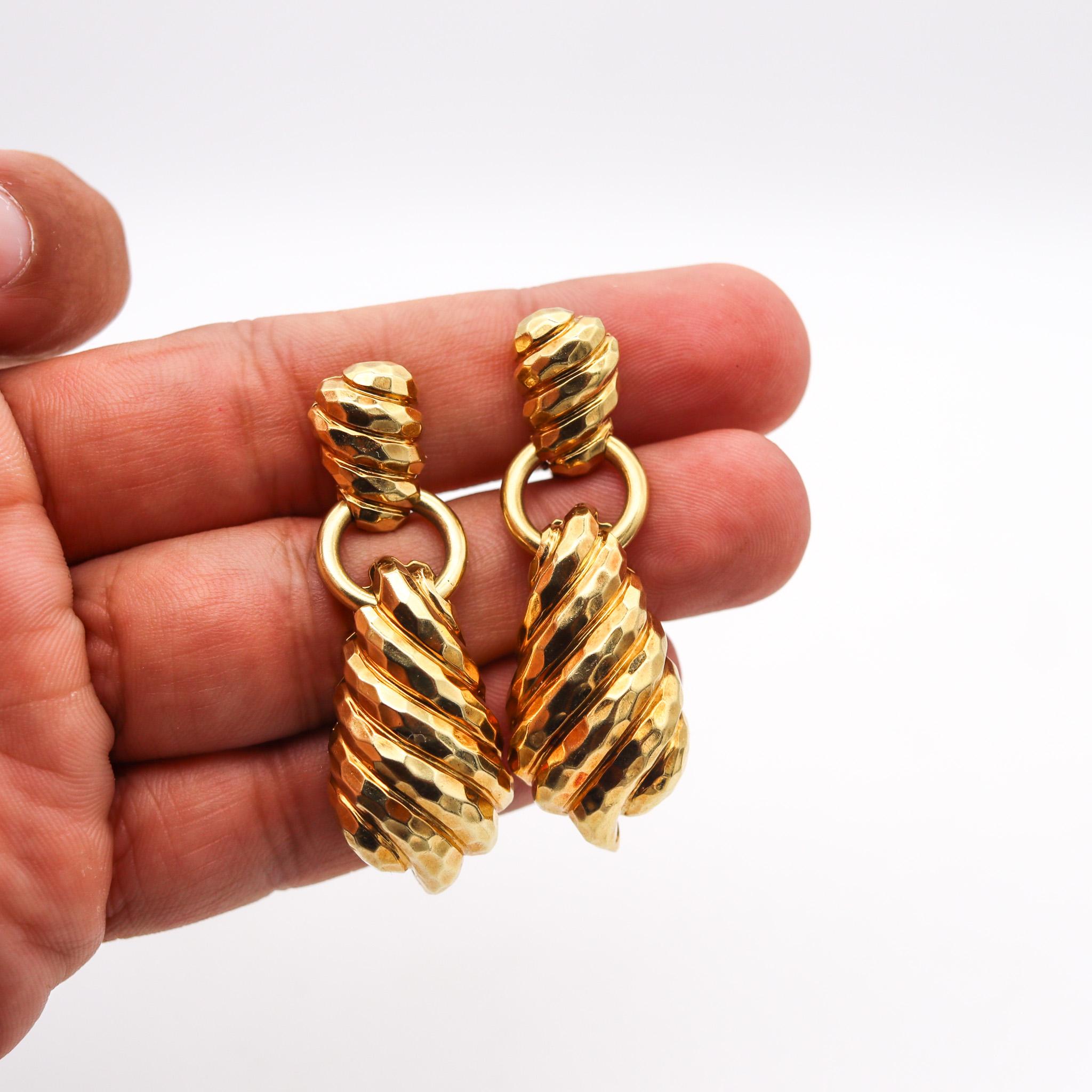 Dangle drop earrings designed by Henry Dunay.

Large pair of dangles drop earrings, created in New York city at the jewelry atelier of Henry Dunay, back in the 1990's. They were crafted with fluted shape, in solid rich yellow gold of 18 karats and