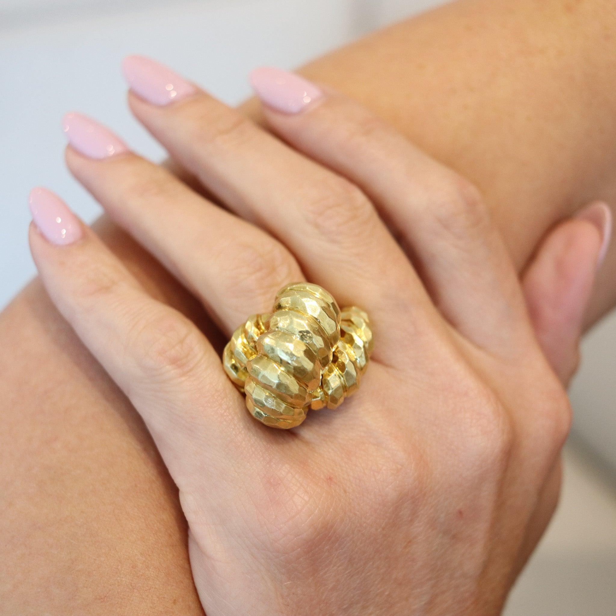 Un anillo de cóctel diseñado por Henry Dunay.

Se trata de un precioso anillo de cóctel, creado en Nueva York en el taller de joyería de Henry Dunay, allá por 1990. El anillo macizo se ha elaborado en forma de bypass o toi et moi en oro amarillo