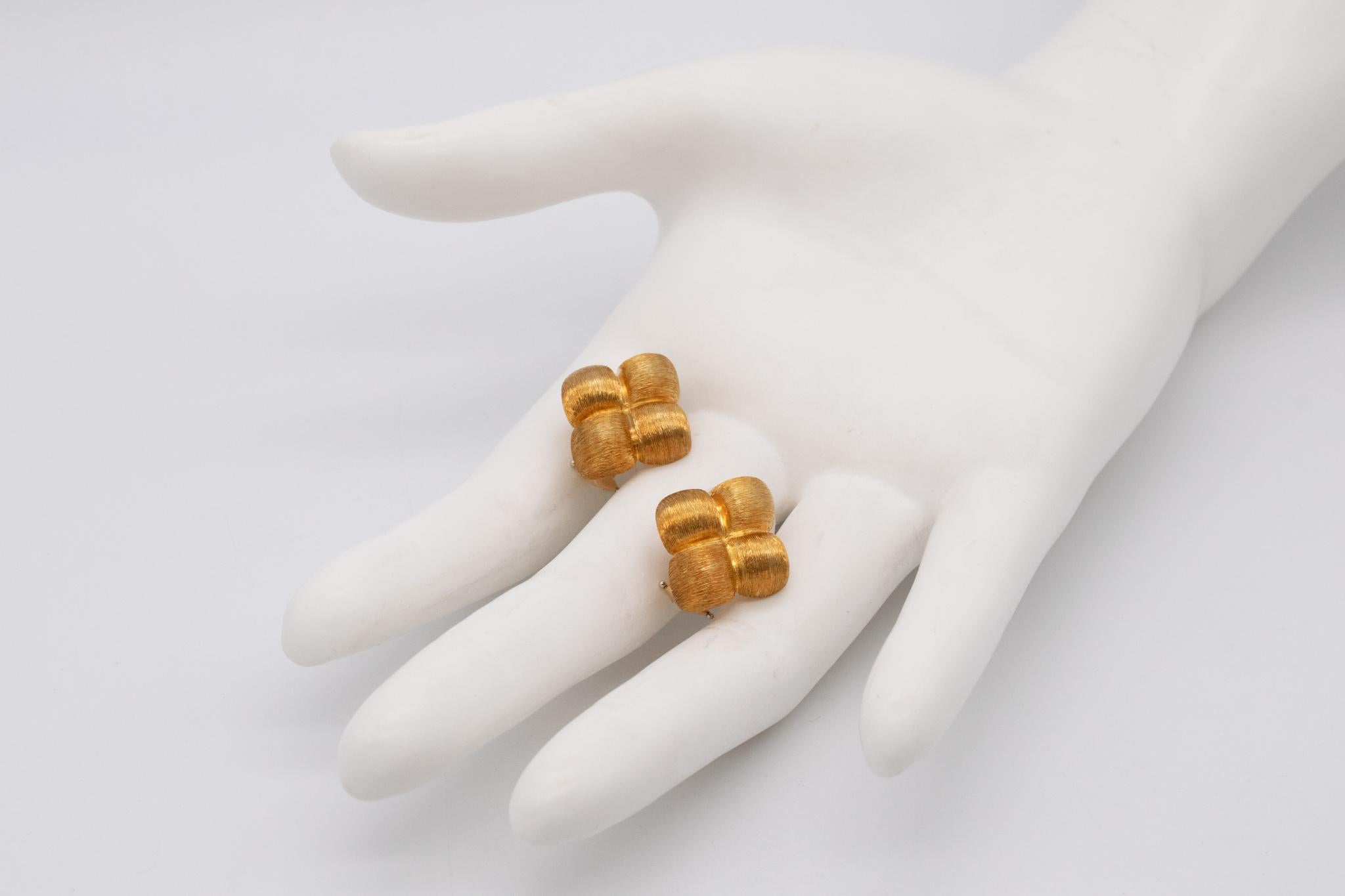 Contemporary Henry Dunay New York Textured 18Kt Yellow Gold Squared Geometric Earrings For Sale