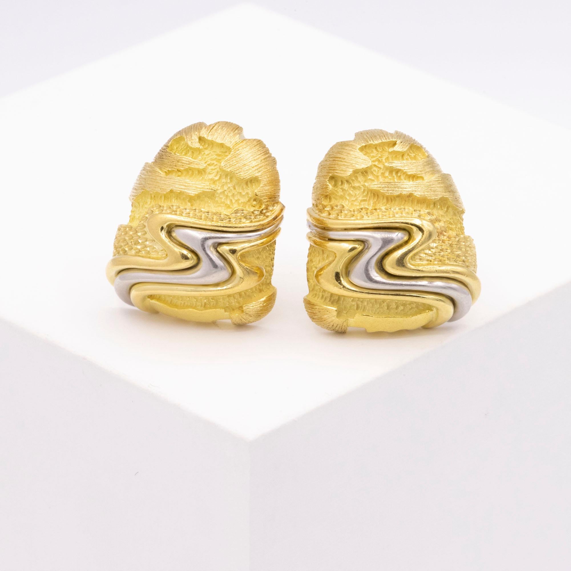 Henry Dunay Platinum and 18 Karat Yellow Gold Earclips In Excellent Condition For Sale In Princeton, NJ