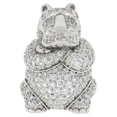 Henry Dunay Broche Hippopotamus avec bras croisés en platine et diamants pavés de 2 carats