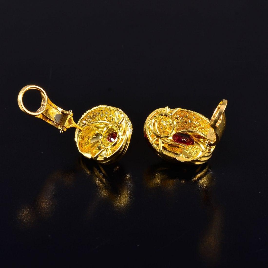 Moderne Boucles d'oreilles à nœuds Henry Dunay en or 18 carats, rubis et diamant, années 1980 en vente