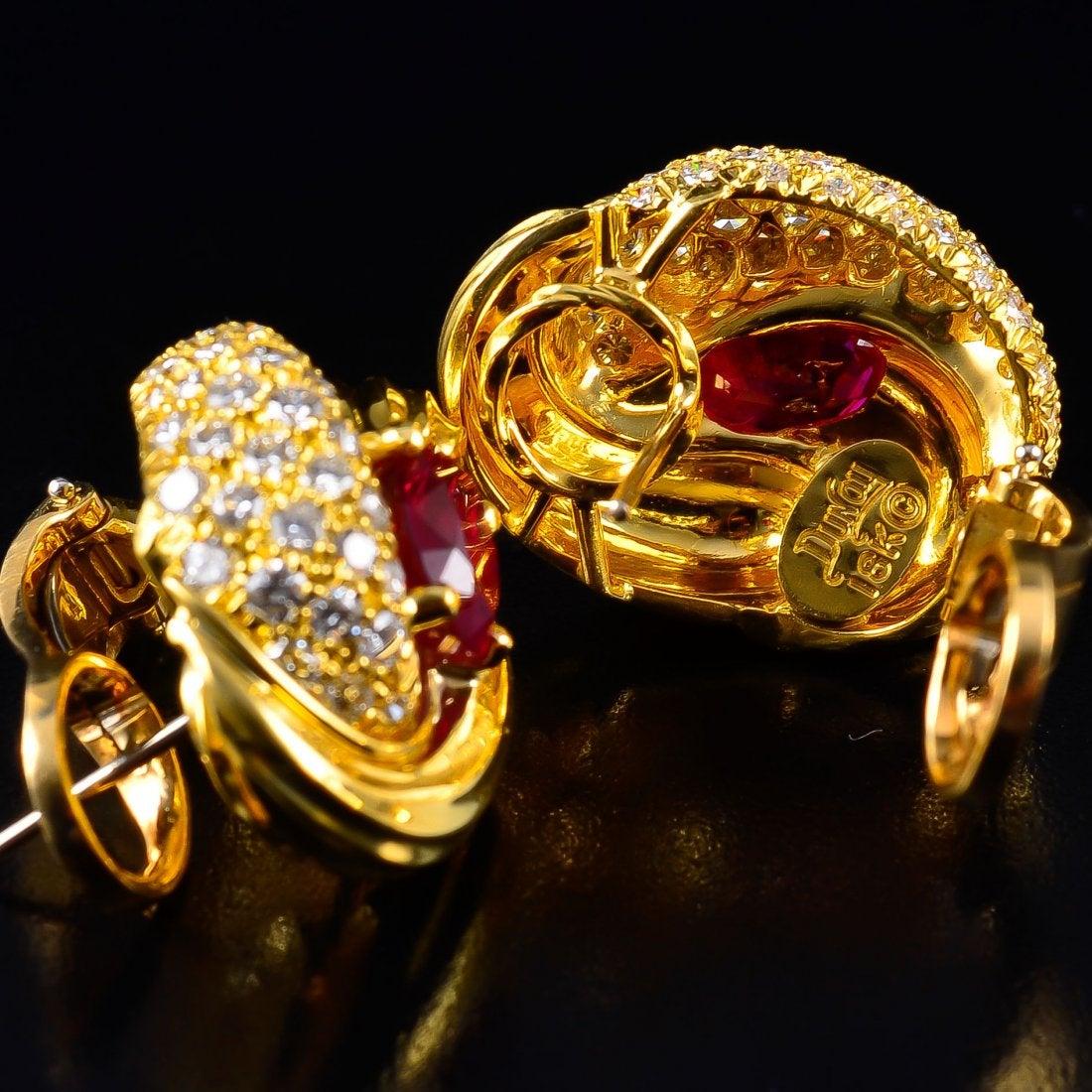 Taille ovale Boucles d'oreilles à nœuds Henry Dunay en or 18 carats, rubis et diamant, années 1980 en vente