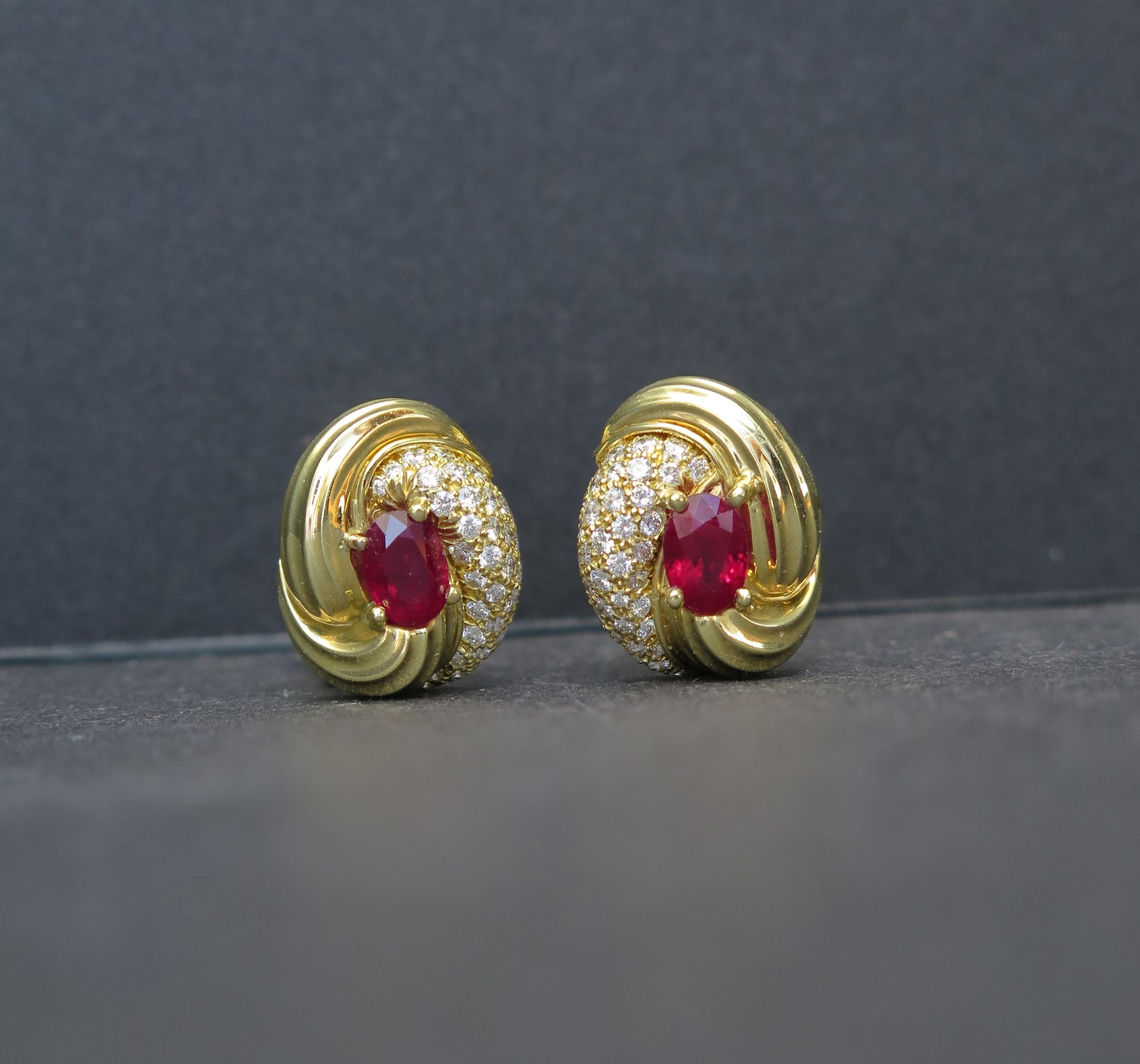 Boucles d'oreilles à nœuds Henry Dunay en or 18 carats, rubis et diamant, années 1980 Bon état - En vente à Austin, TX
