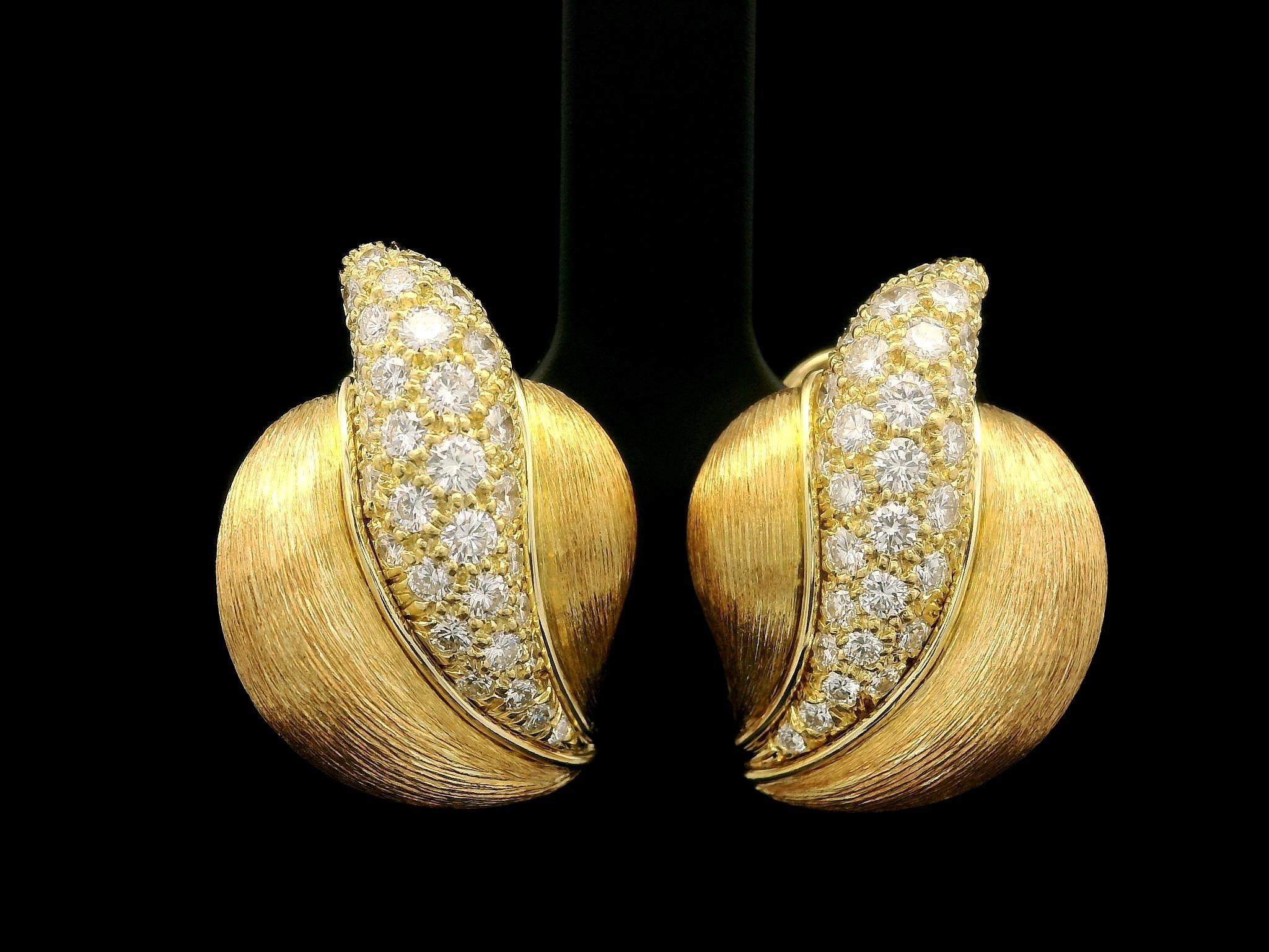 Henry Dunay Sabi 18k Yellow Gold Diamond Brushed Flame Clip on Earrings In Excellent Condition For Sale In Montclair, NJ
