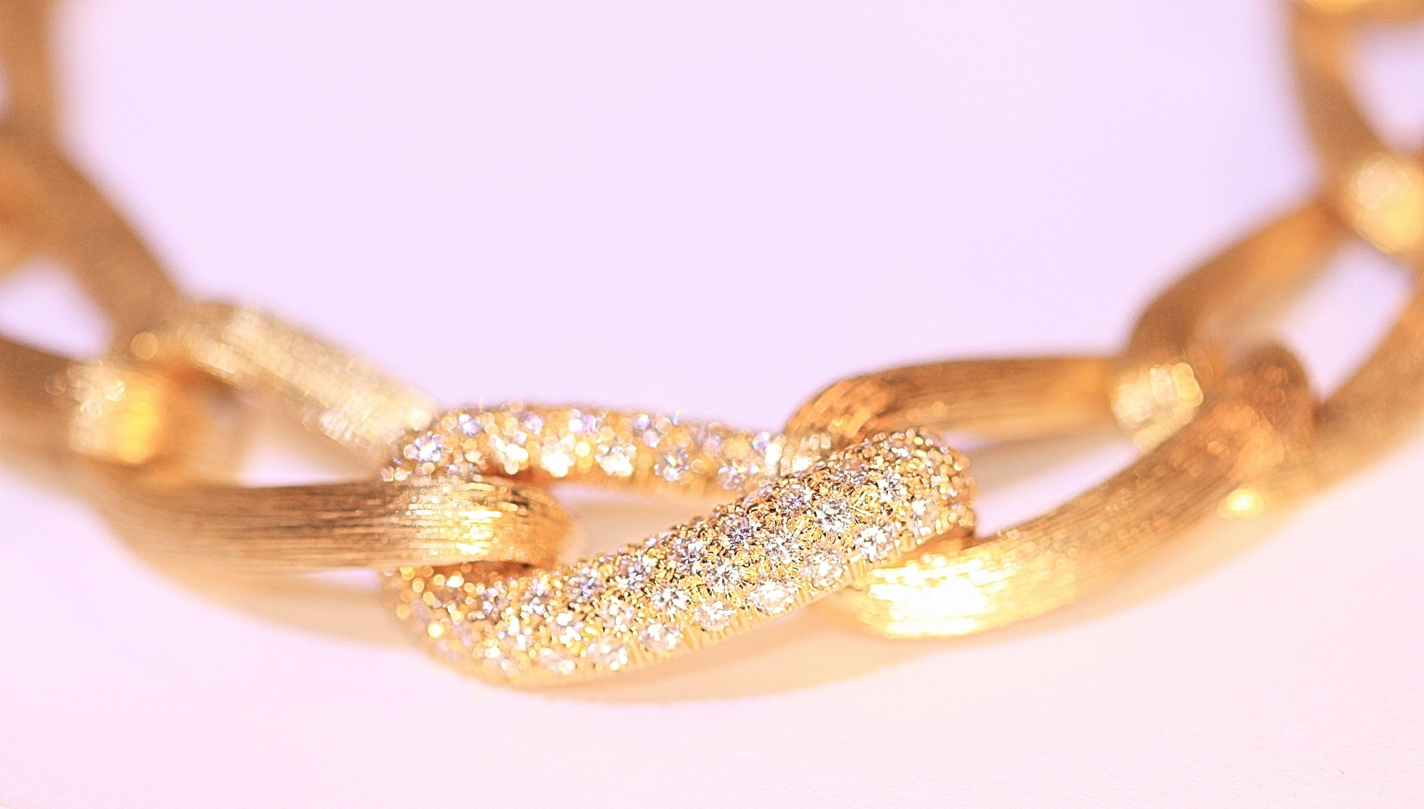 Henry Dunay Sabi Design and Diamond Necklace 18 Karat Yellow Gold For Sale 3