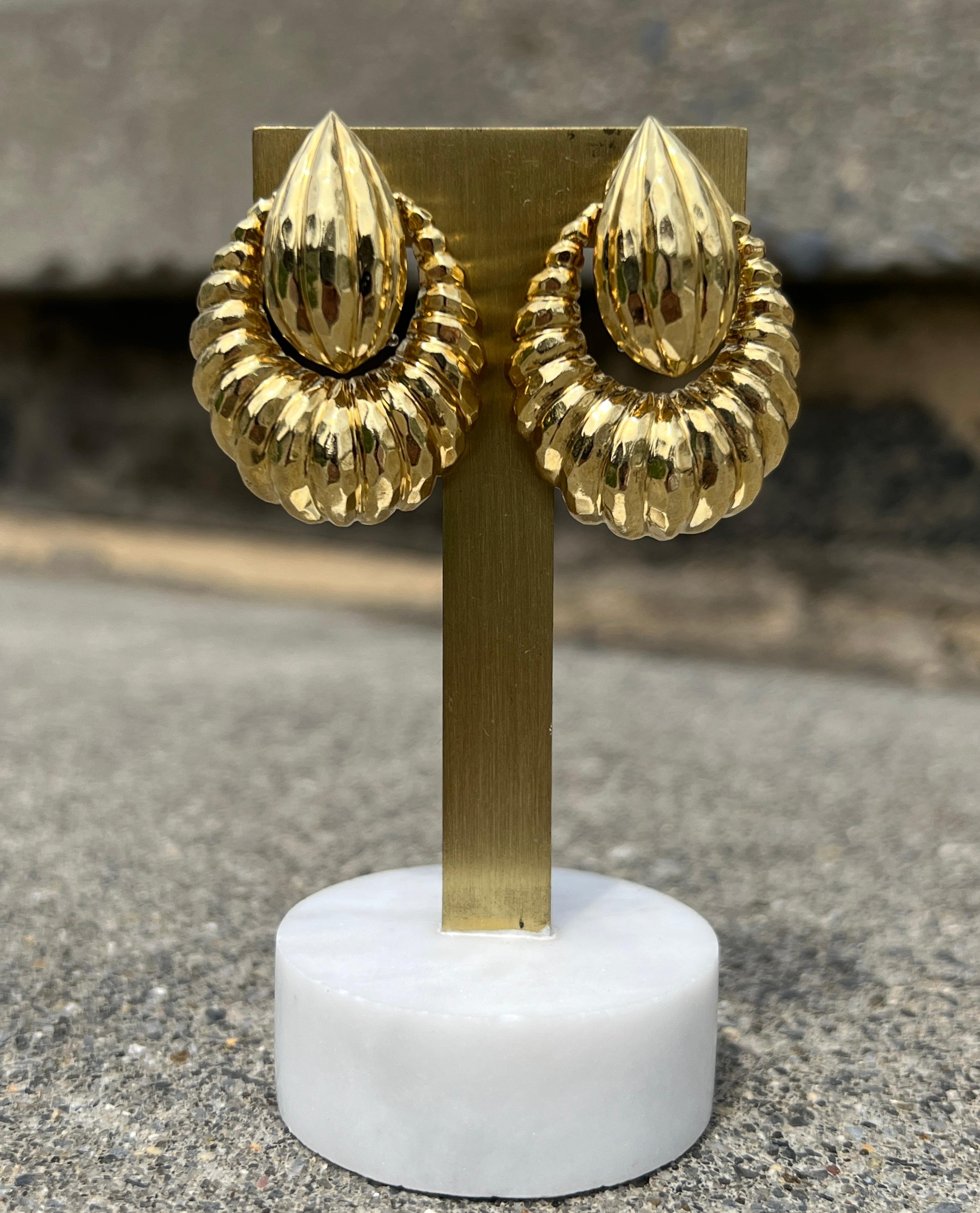 Voici une paire de boucles d'oreilles Henry Dunay en or jaune 18 carats. Ces boucles d'oreilles mettent en valeur l'élégance sculpturale caractéristique de Dunay, avec un design audacieux et festonné qui reflète son approche magistrale de la forme
